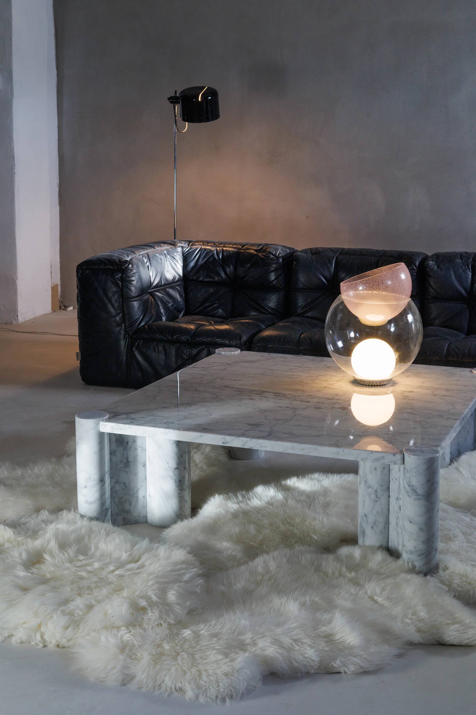 Jumbo coffee table by Gae Aulenti produced by Knoll in Carrara marble