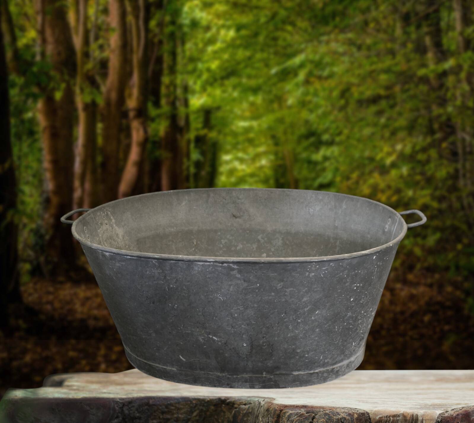 Oval zinc basin or bathtub