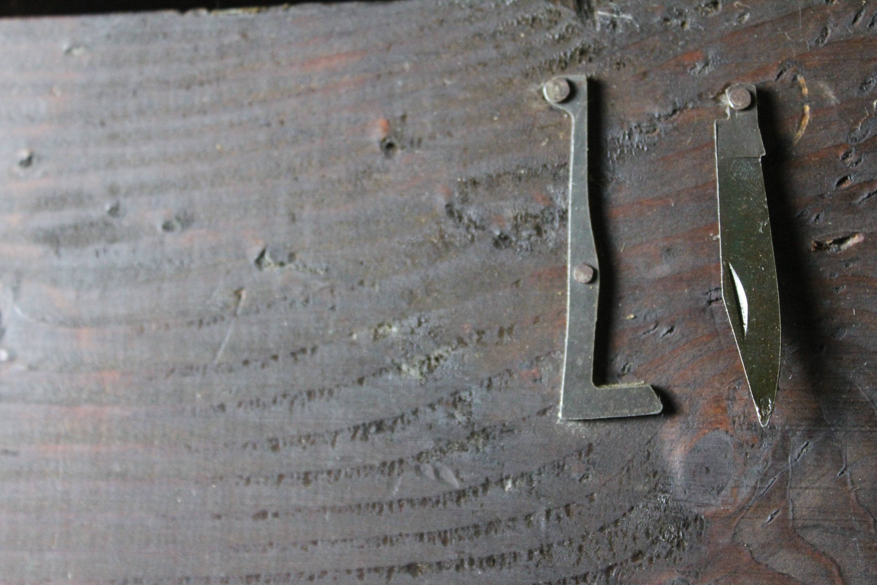 Double-sided cutlery cabinet