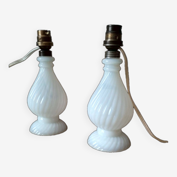 Paire de pieds de lampes en verre opaline blanche