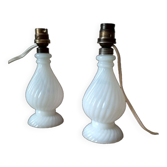 Paire de pieds de lampes en verre opaline blanche