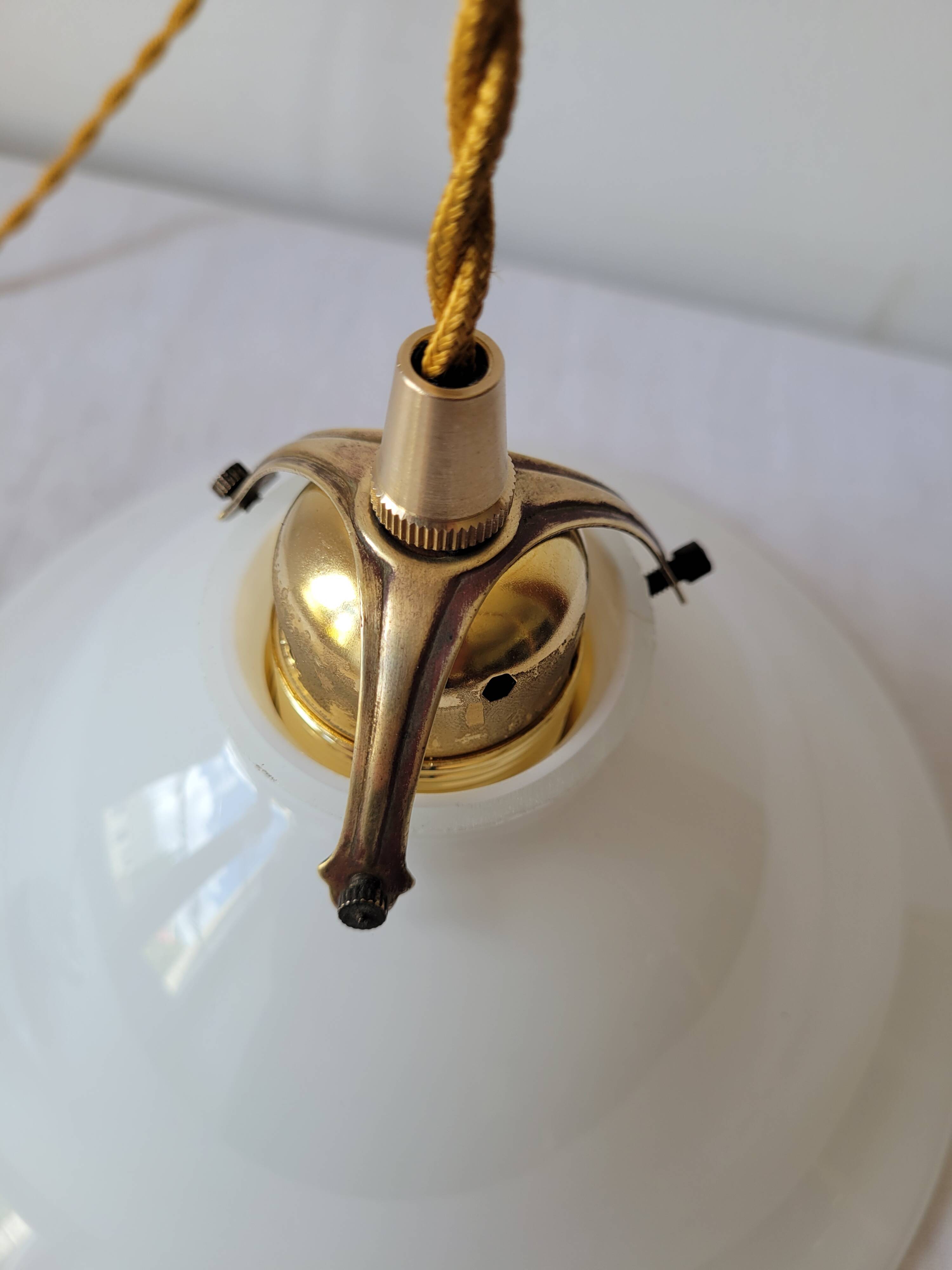 Suspension cloche en opaline blanche