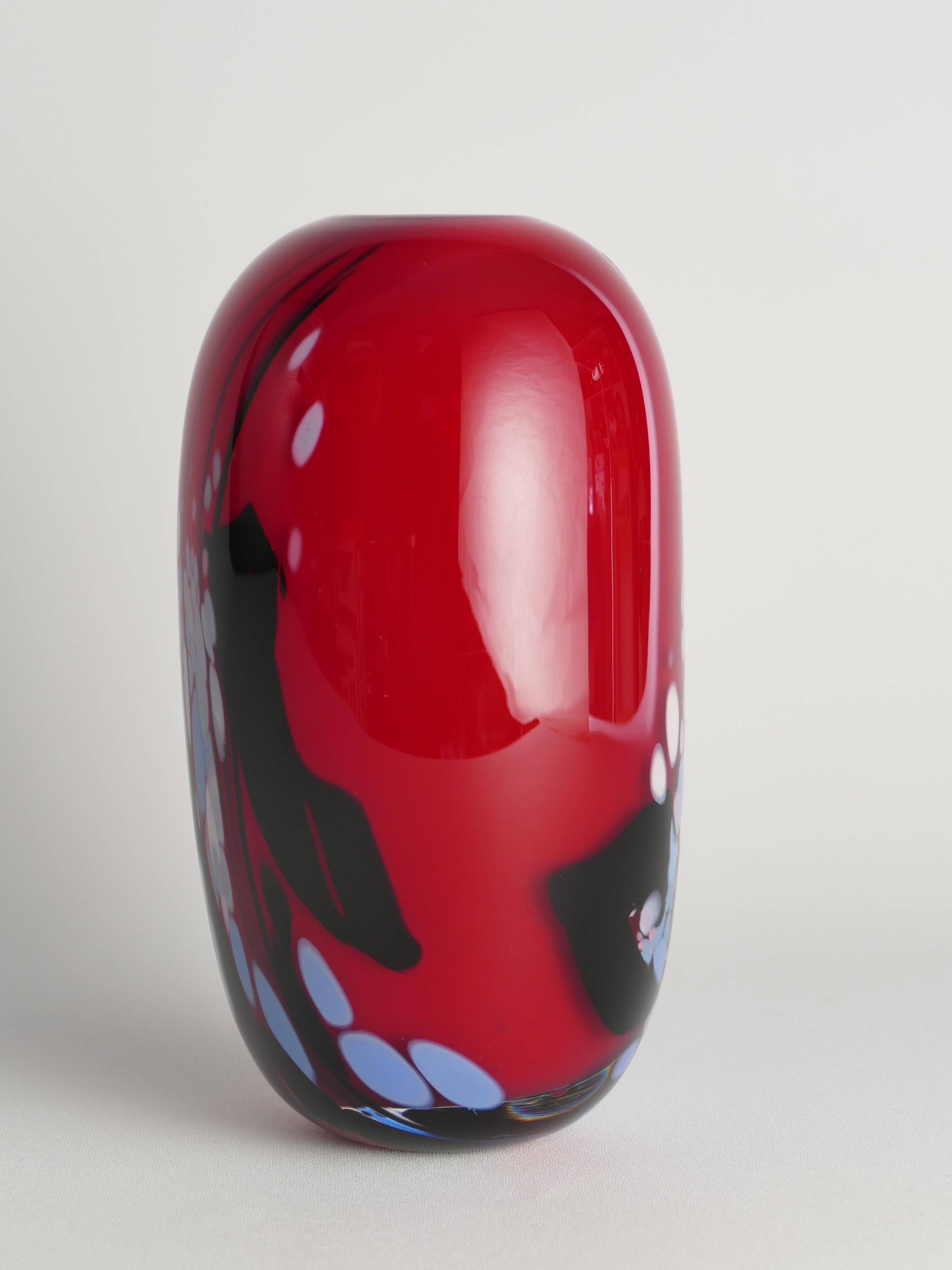 Vase en verre artistique rouge cerise unique par Mikael Axenbrant, Suède 1990