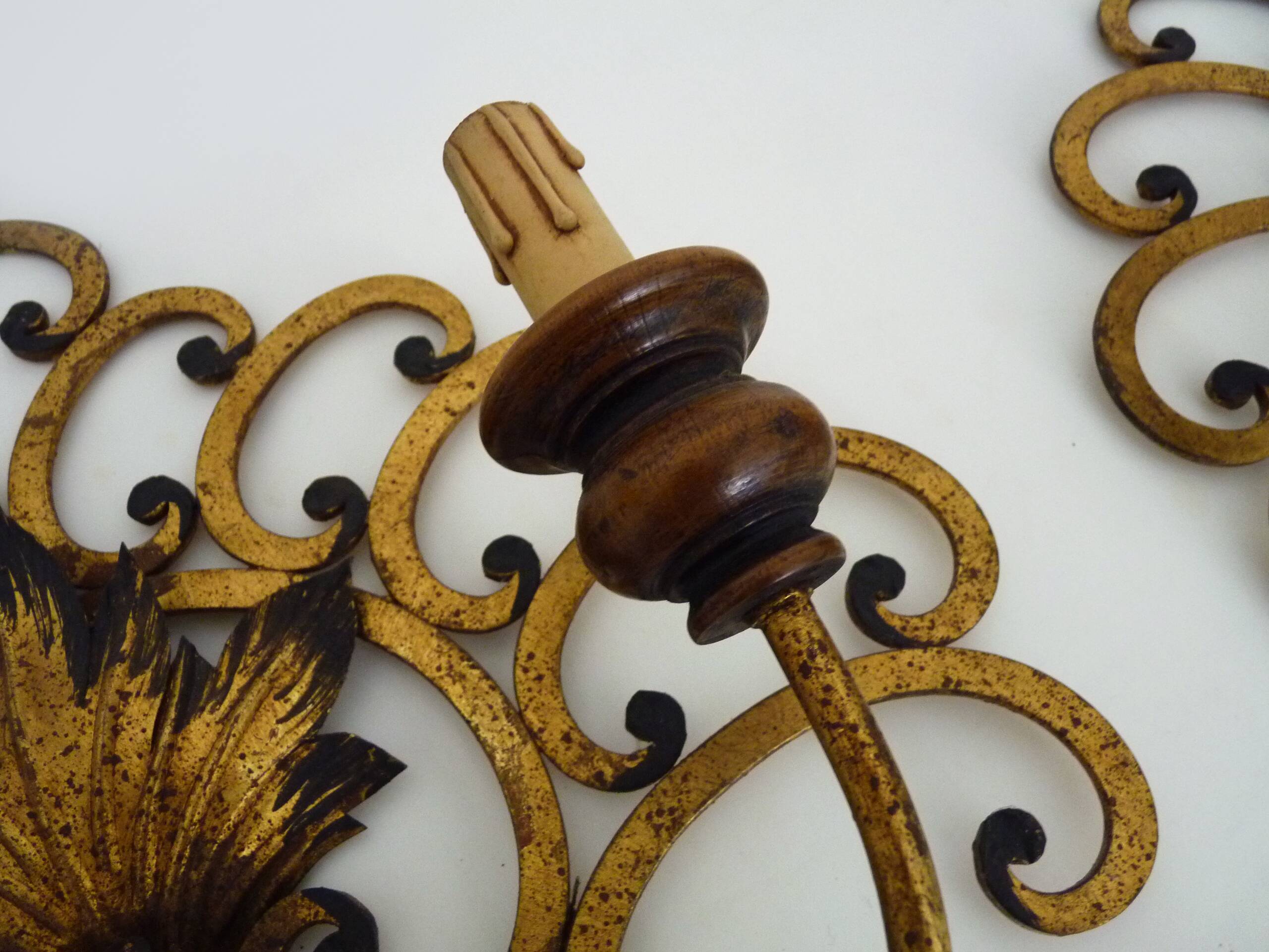 Large pair of Italian wall sconces in gilded wrought iron, 3 lights. 50