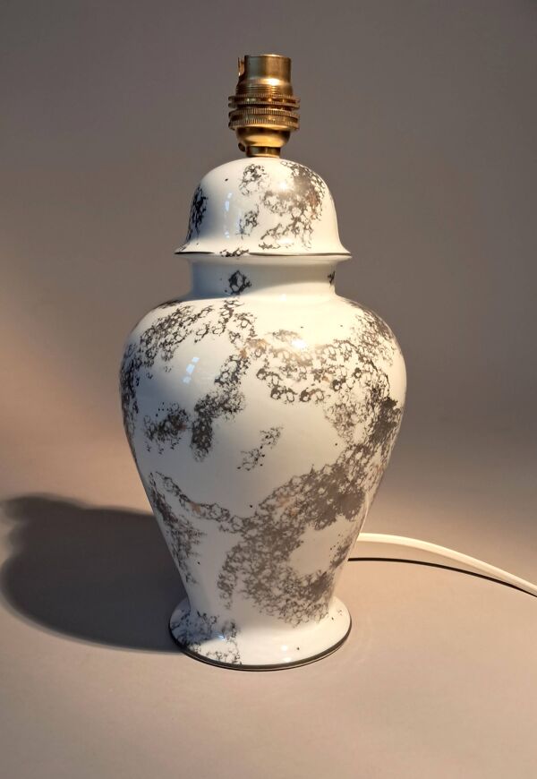 Lampe en porcelaine fine, décor peint à la main. Laure Selignac, Paris.