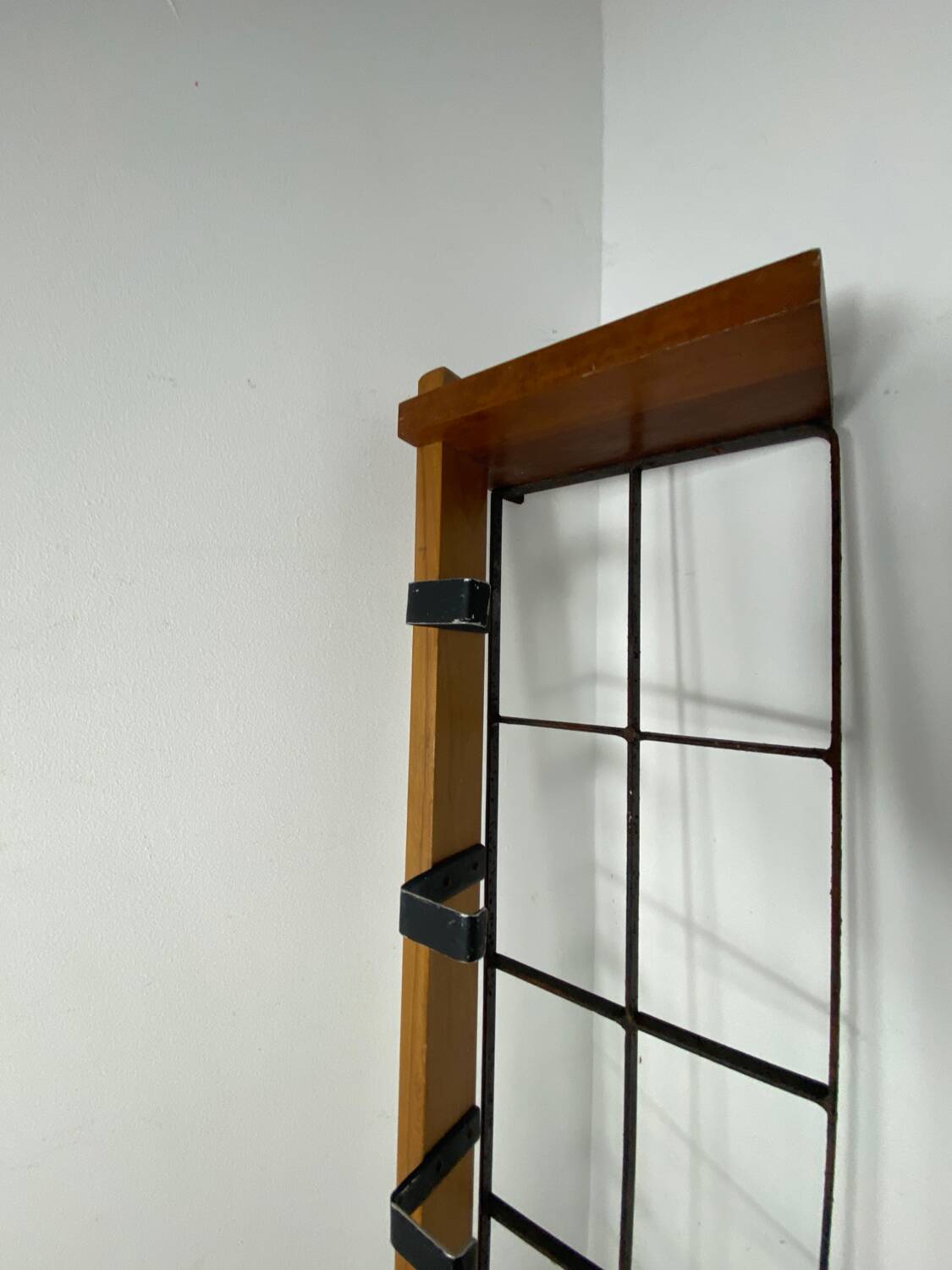 Wall-mounted coat rack with 5 wood and iron hooks
