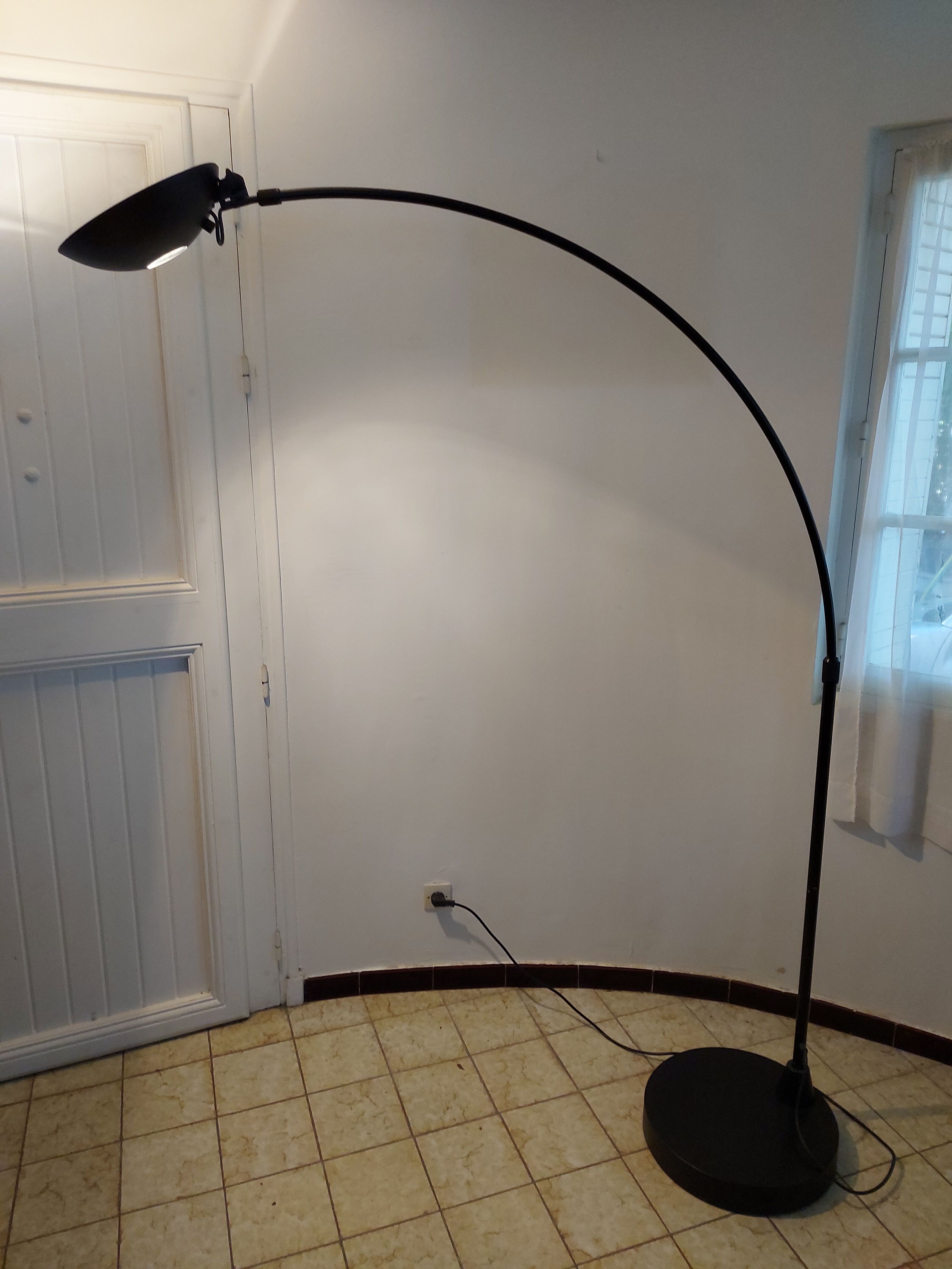 Lampadaire noir arqué Leonardo Marelli pour Estiluz vintage 1980'S