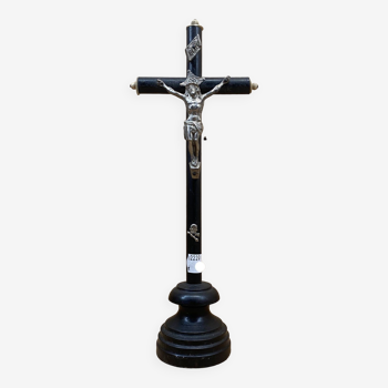 Crucifix noir sur pied