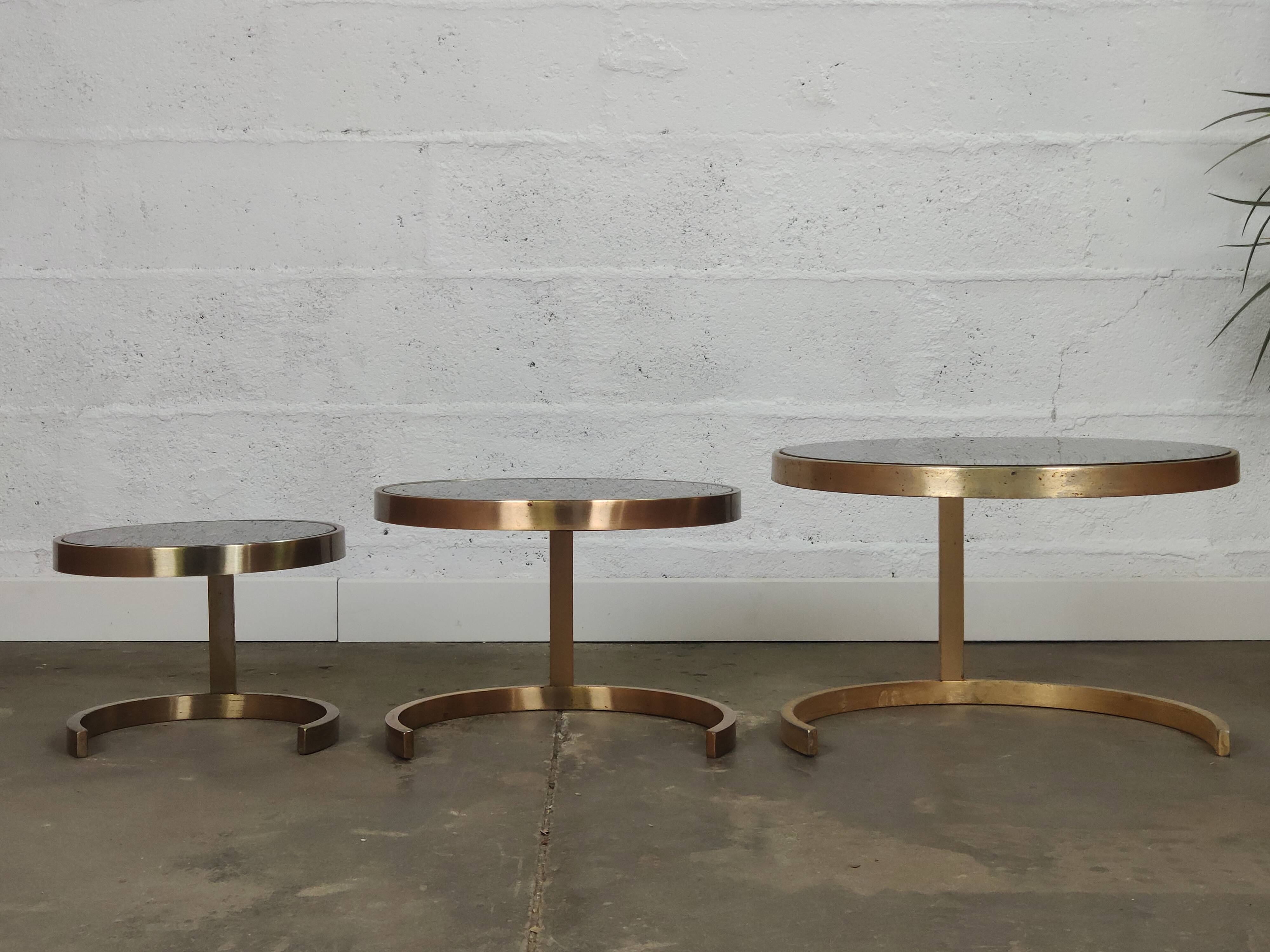Superb trundle table round golden and smoked glass