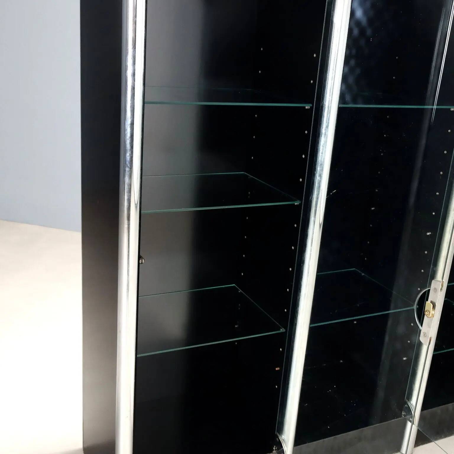 Vitrine vintage en métal chromé et verre fumé, design années 1970