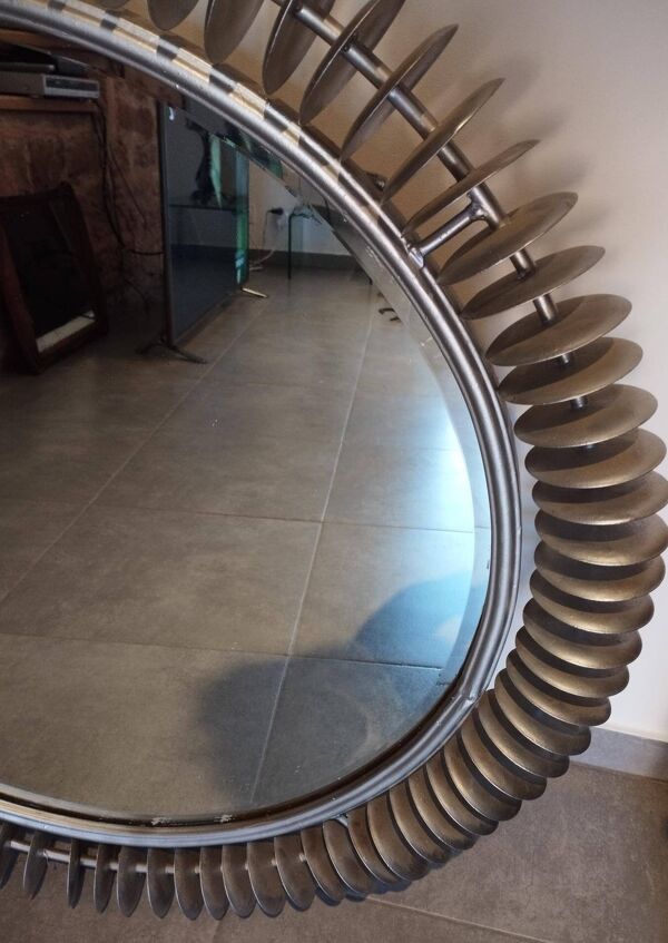 Grand miroir brutaliste type soleil, rond, fait main - Art Populaire