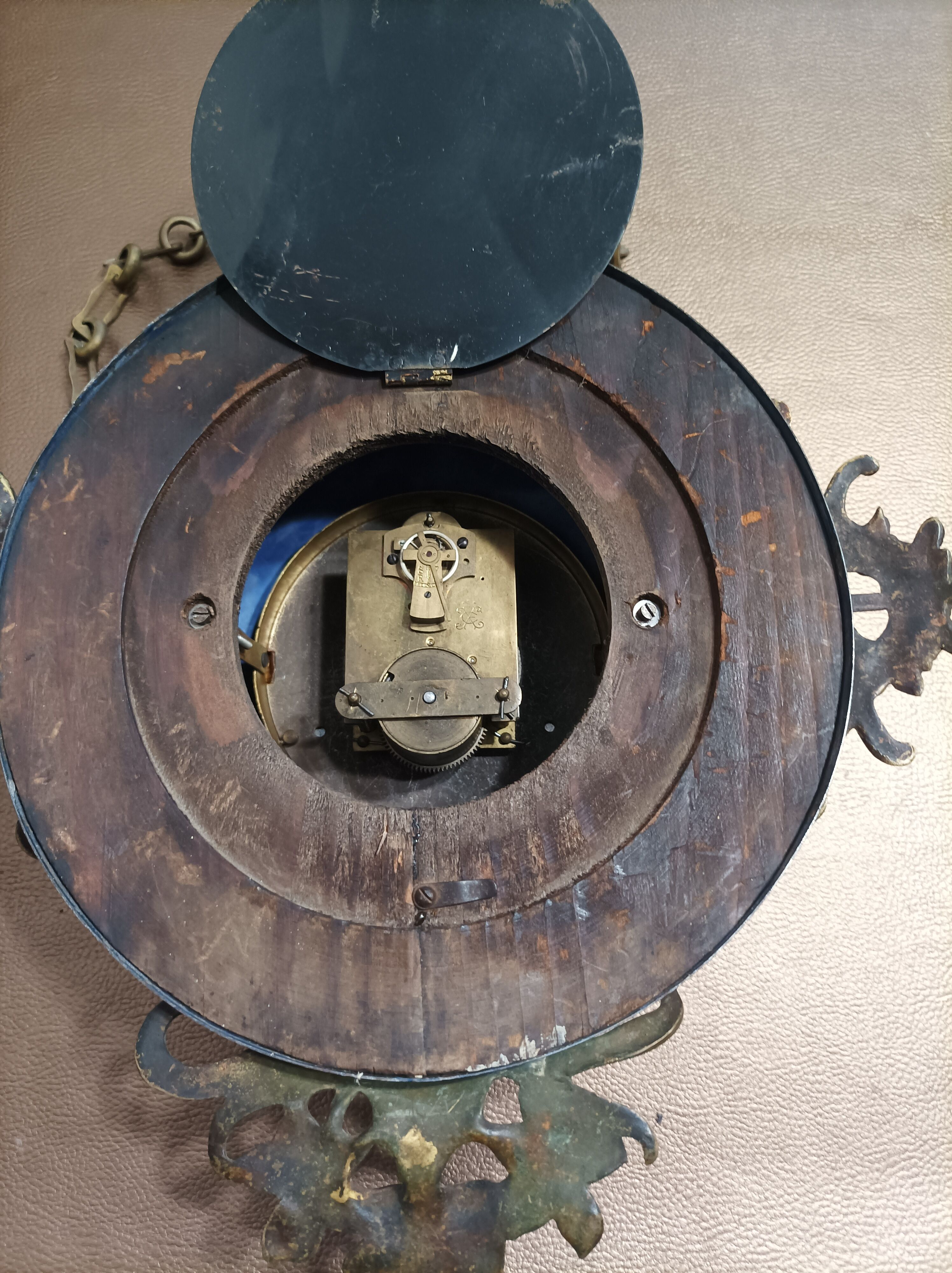 Wall clock in glazed earthenware decoration and brass chain empire style