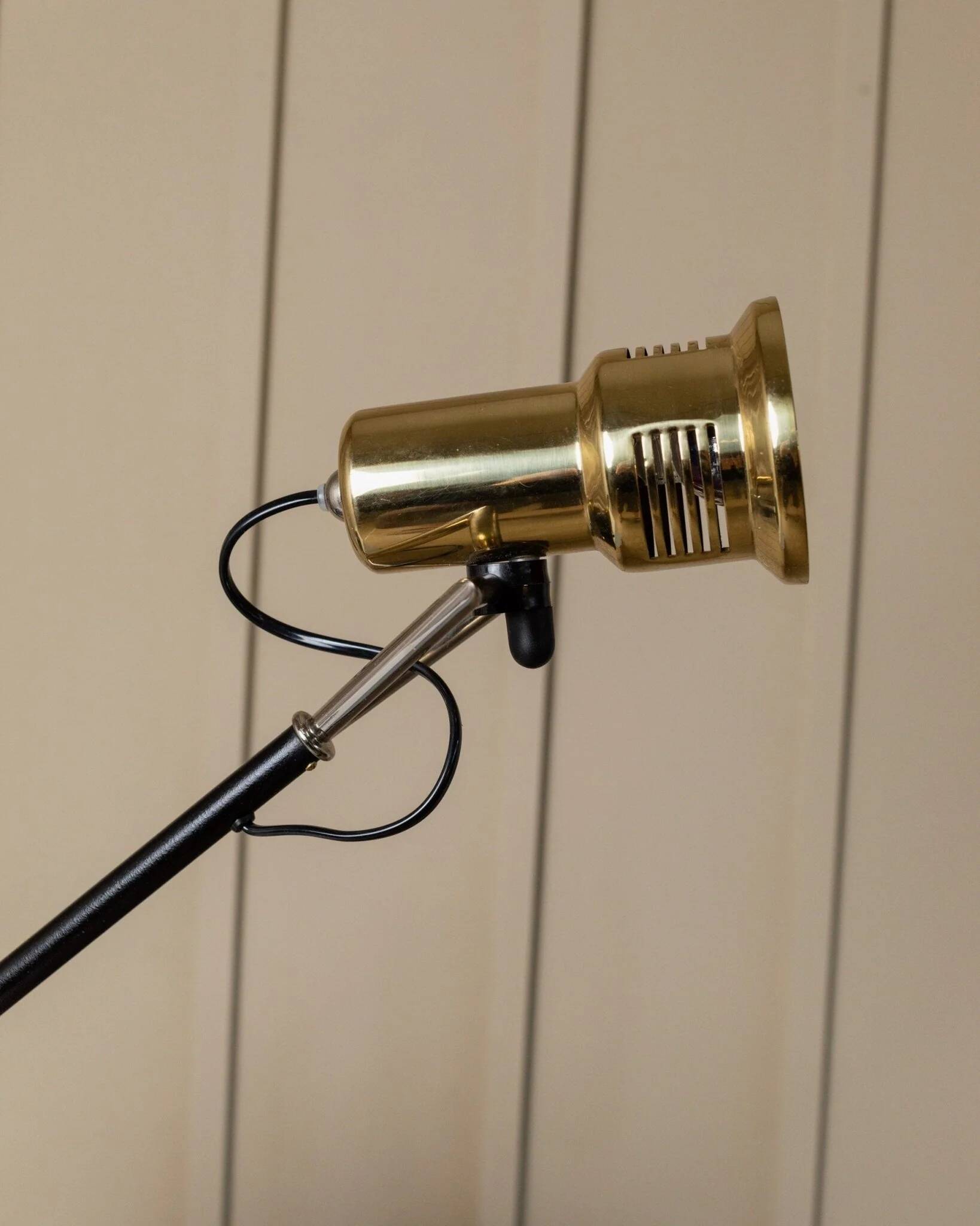 Vintage metal table lamp in Hollywood Regency style, black base with brass shade by Gigidi Iluminazione, 80s