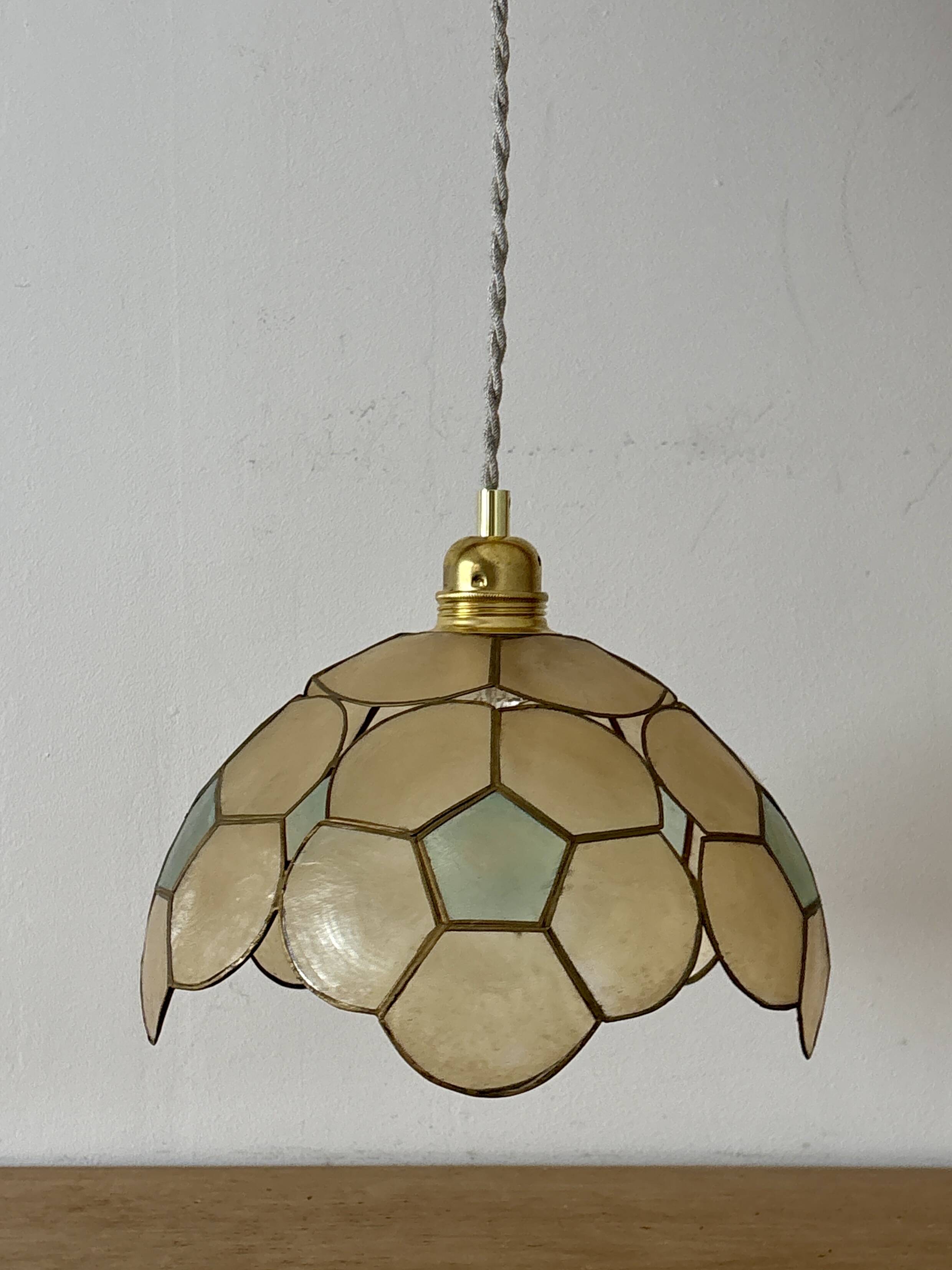 Suspension antique lampshade in beige and blue mother-of-pearl