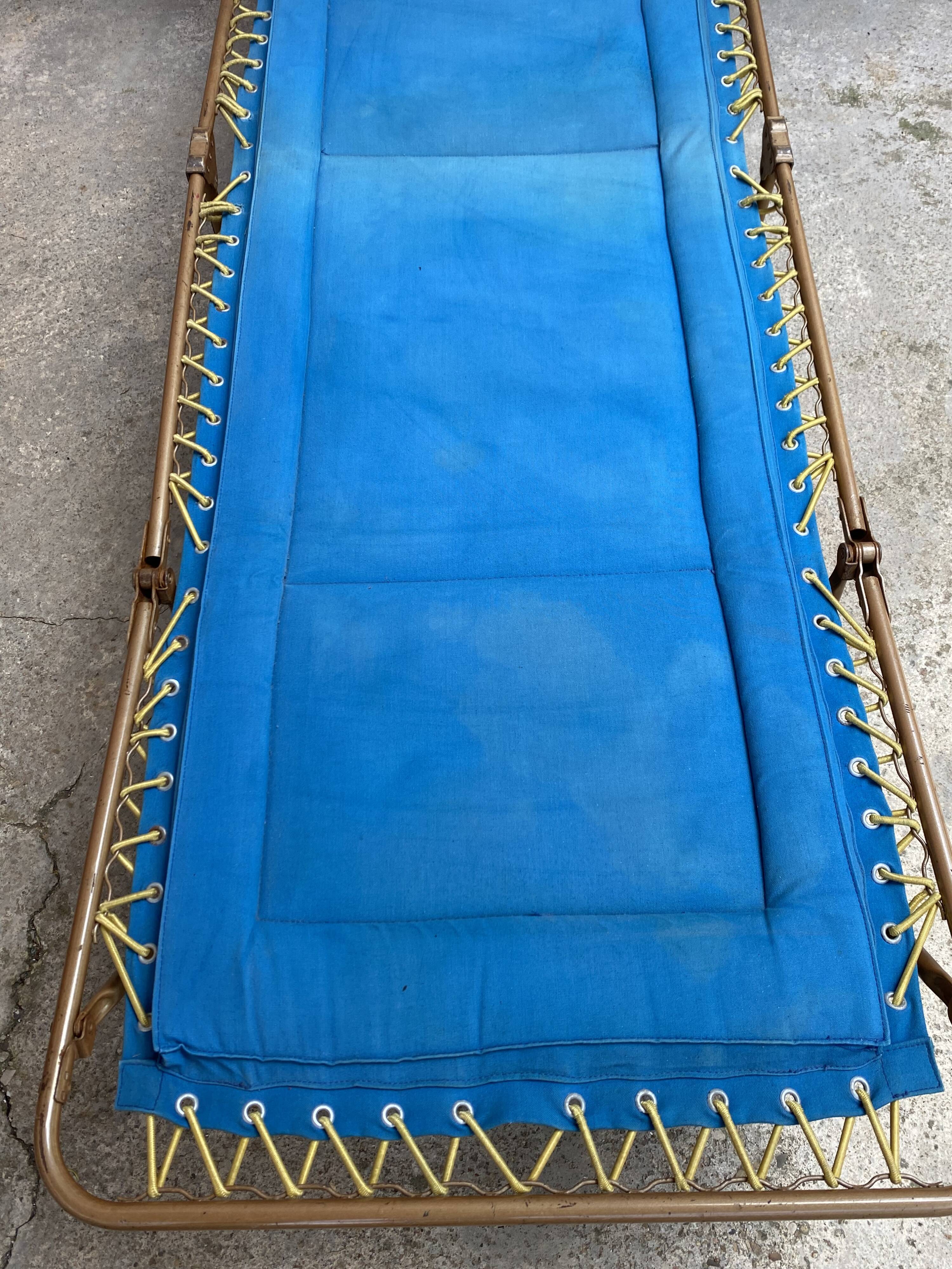 Camp bed or folding deckchair