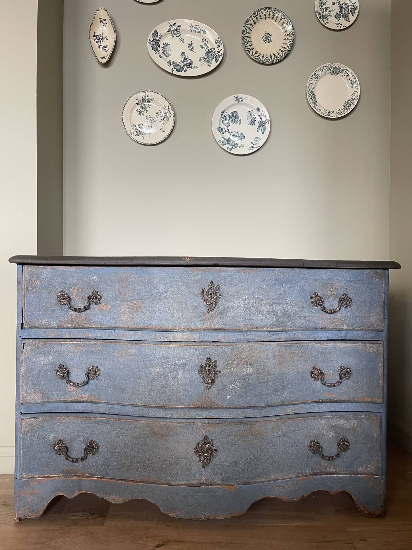 Commode galbée