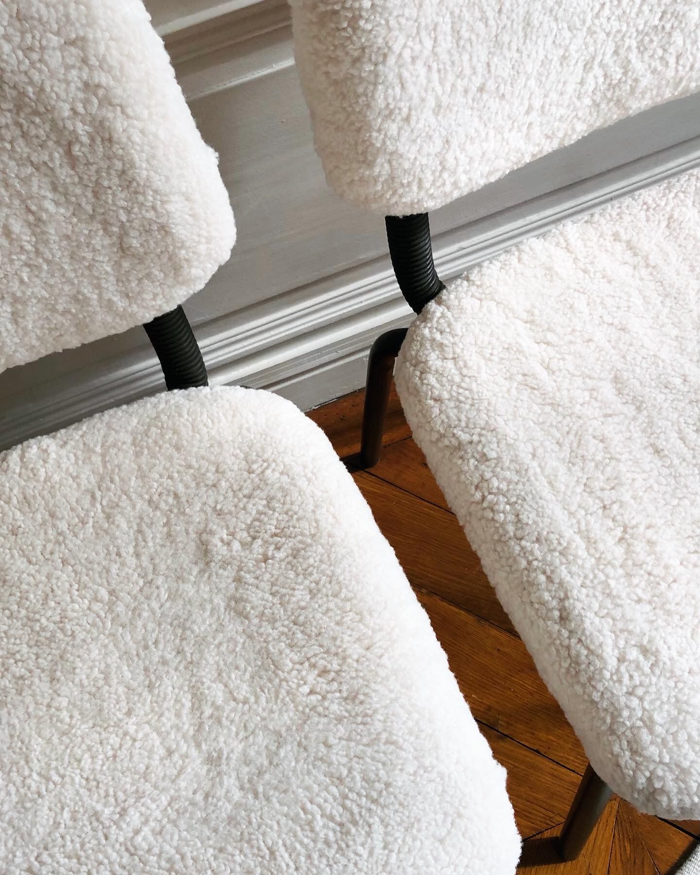 Pair of vintage chairs in sheep moumoute