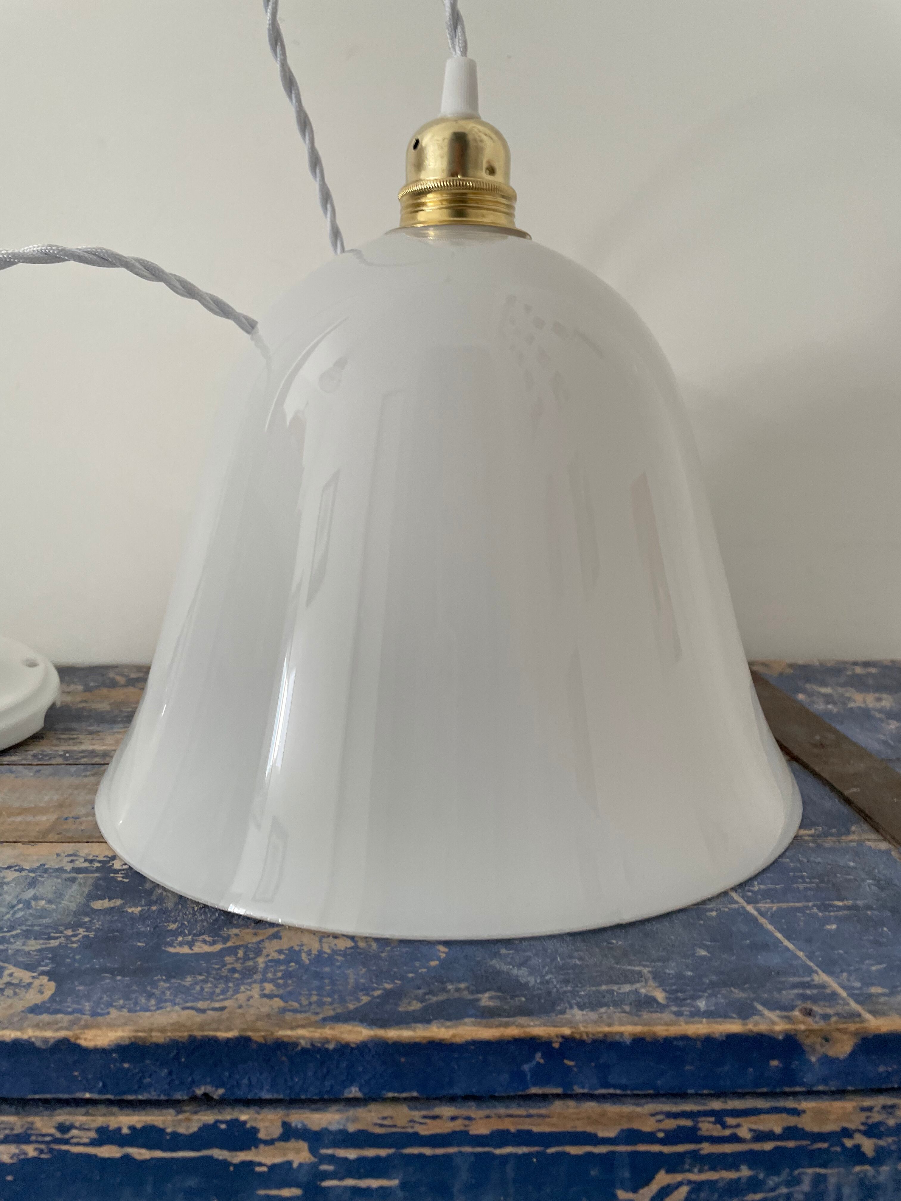 Vintage suspension in electrified white opaline to nine