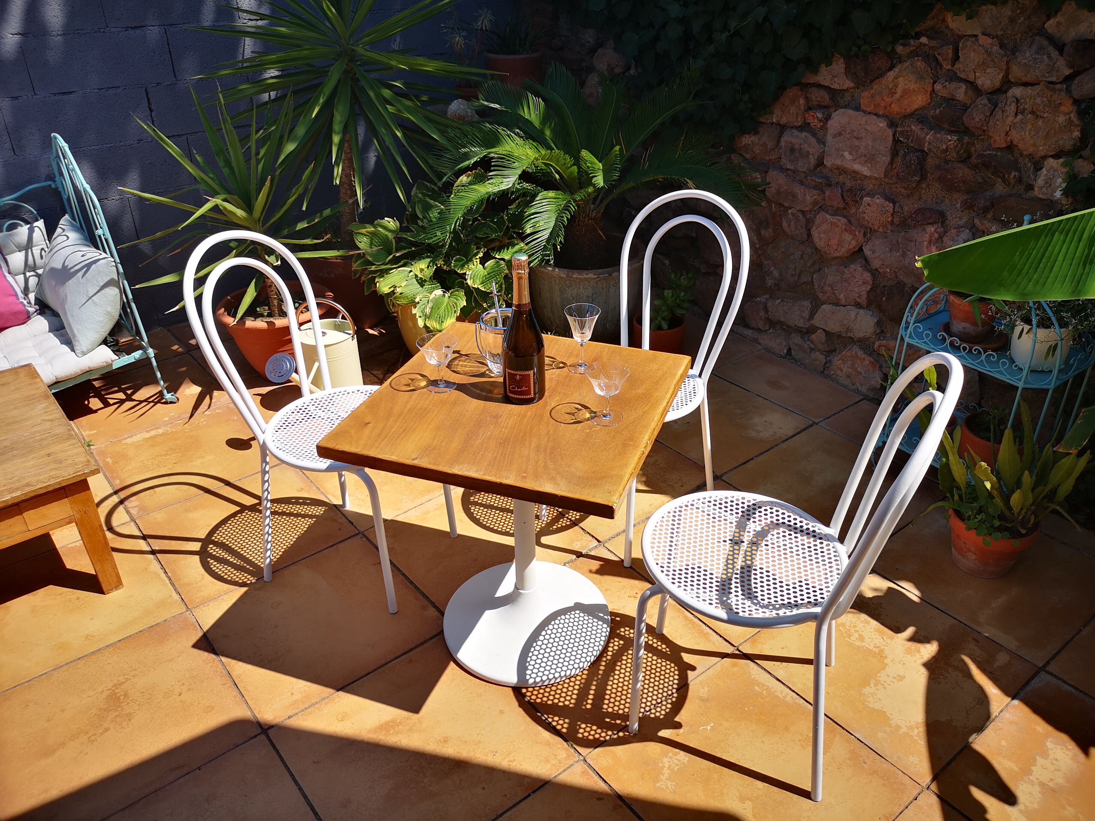 Tulip foot bistro table and 3 bistro chairs