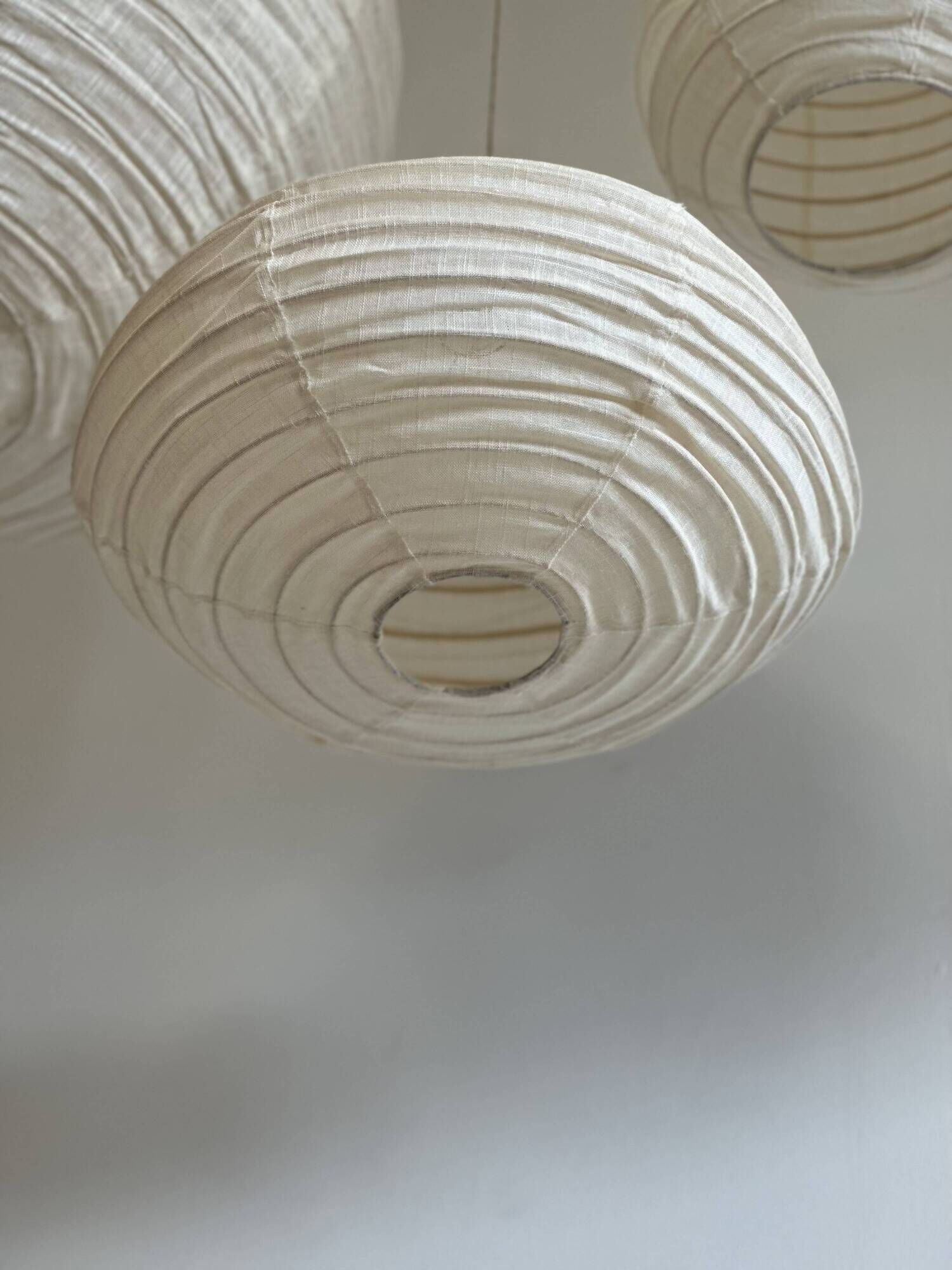 Average suspension in rattan and natural linen, Japanese-style, oval and flattened, H30 D4.