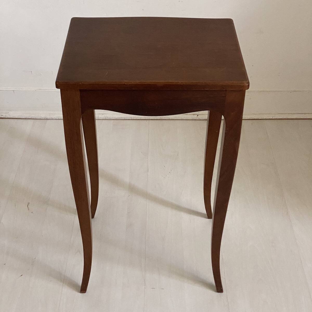 Petite table d'appoint à pieds cambrés de style Louis XV
