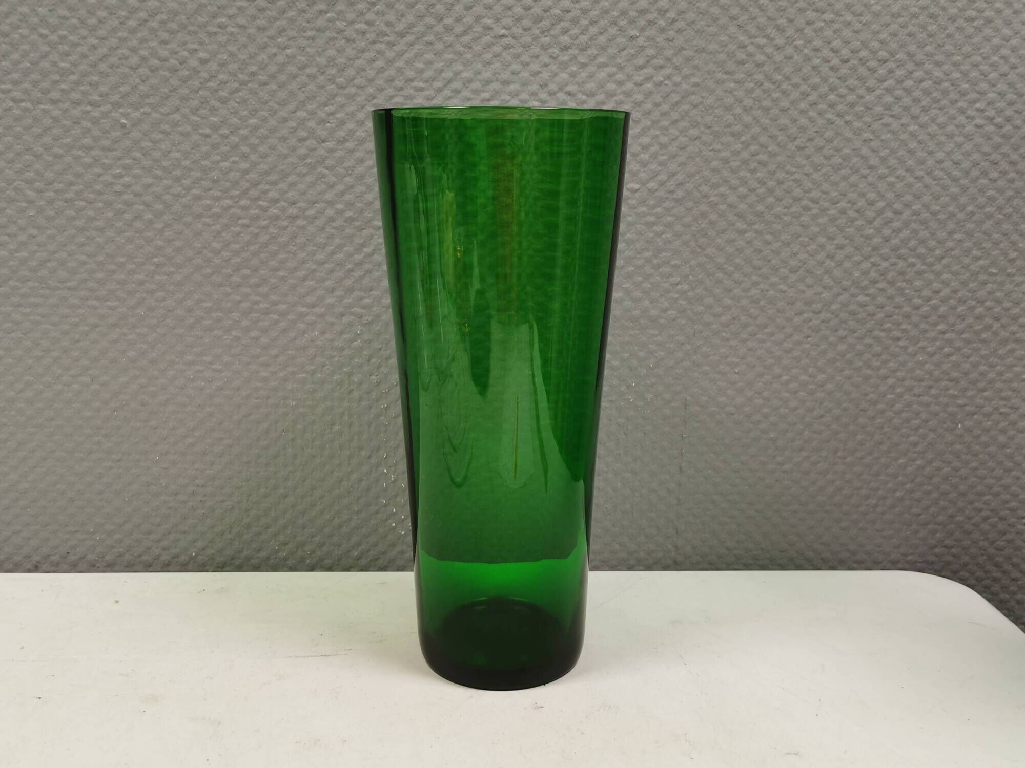 Large vintage vase in green glass.