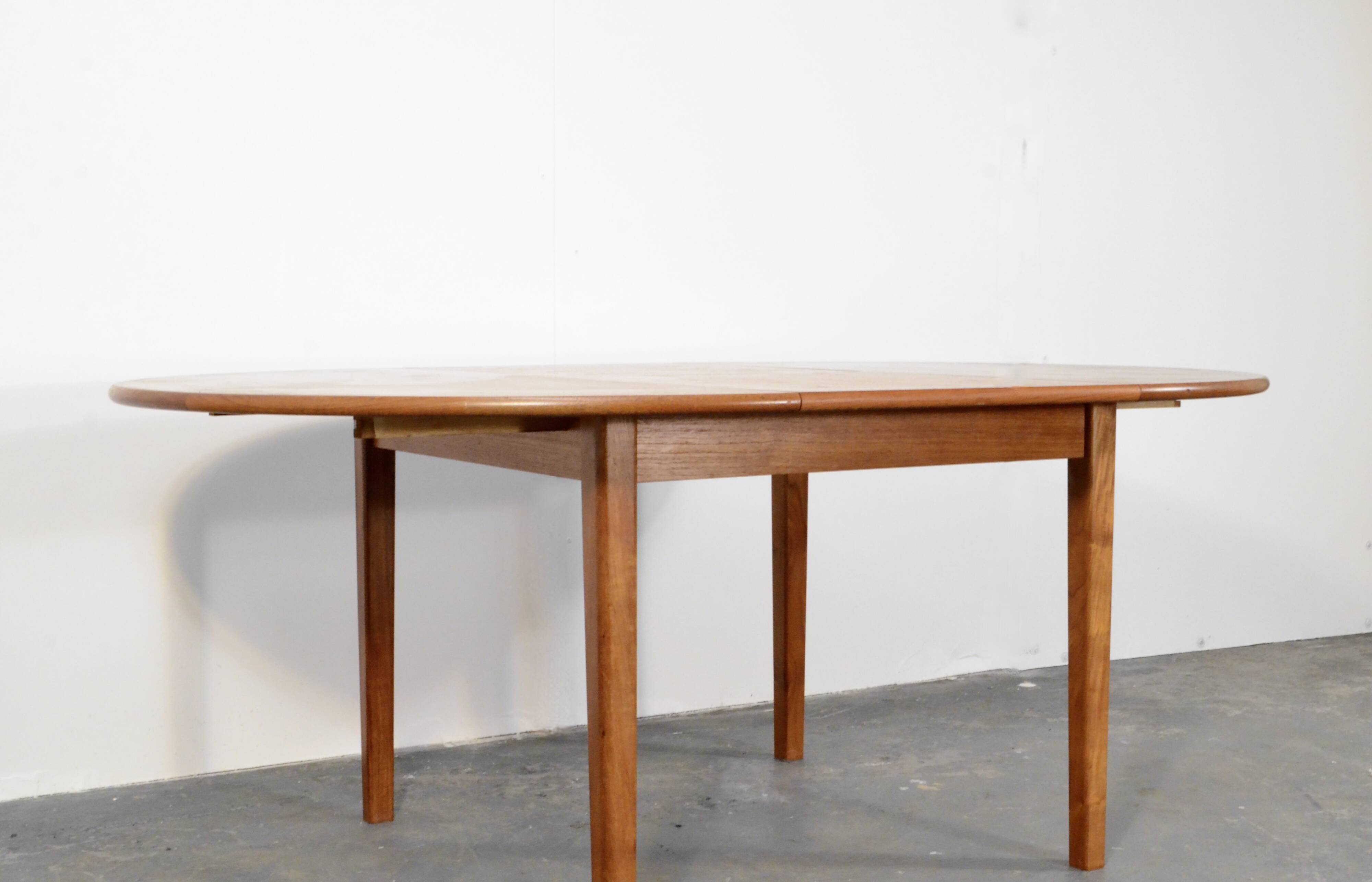 Table ronde extensible en teck danois des années 50.