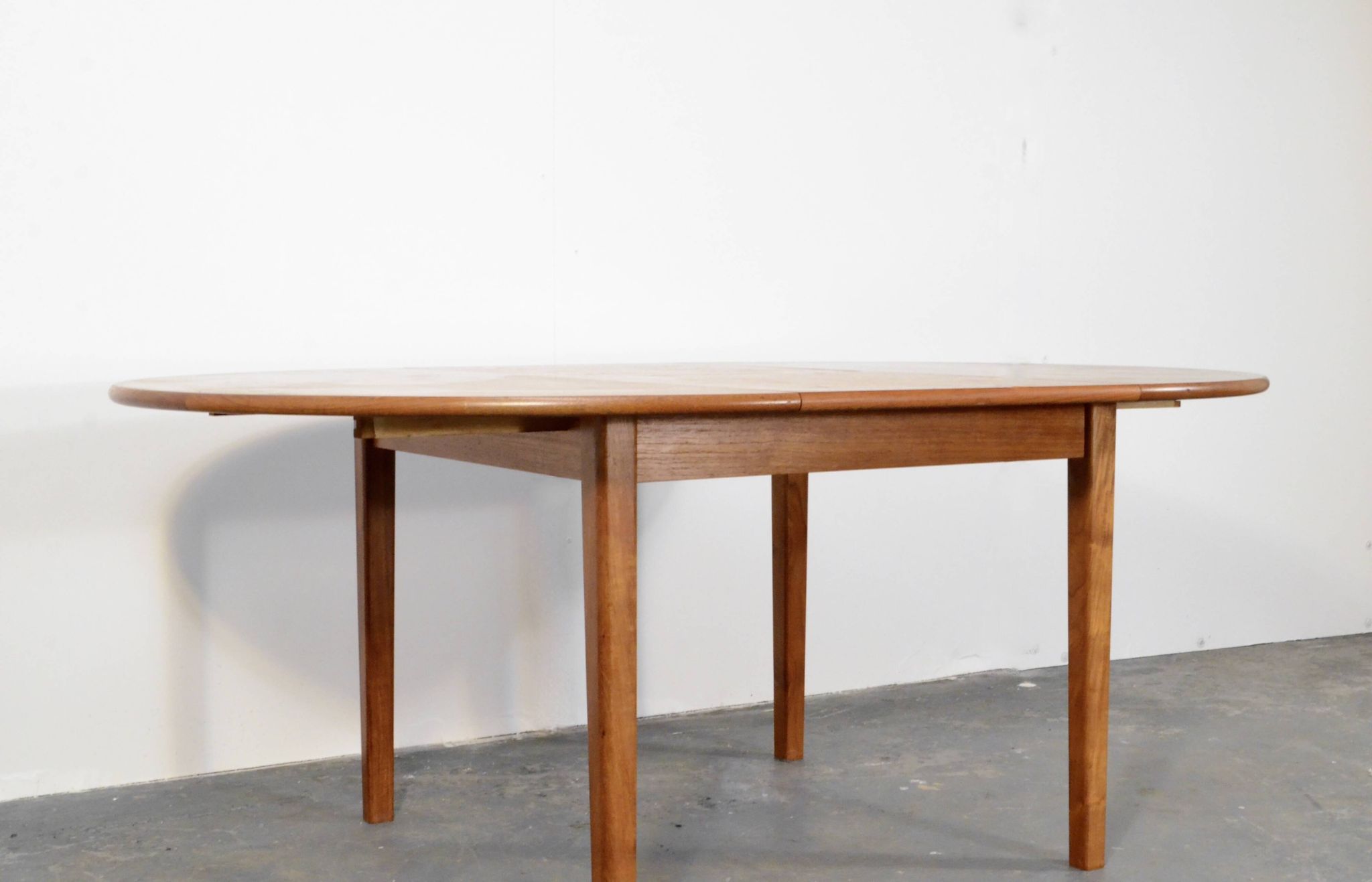 Table ronde extensible en teck danois des années 50.