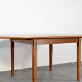 Table ronde extensible en teck danois des années 50.