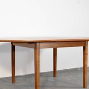Table ronde extensible en teck danois des années 50.