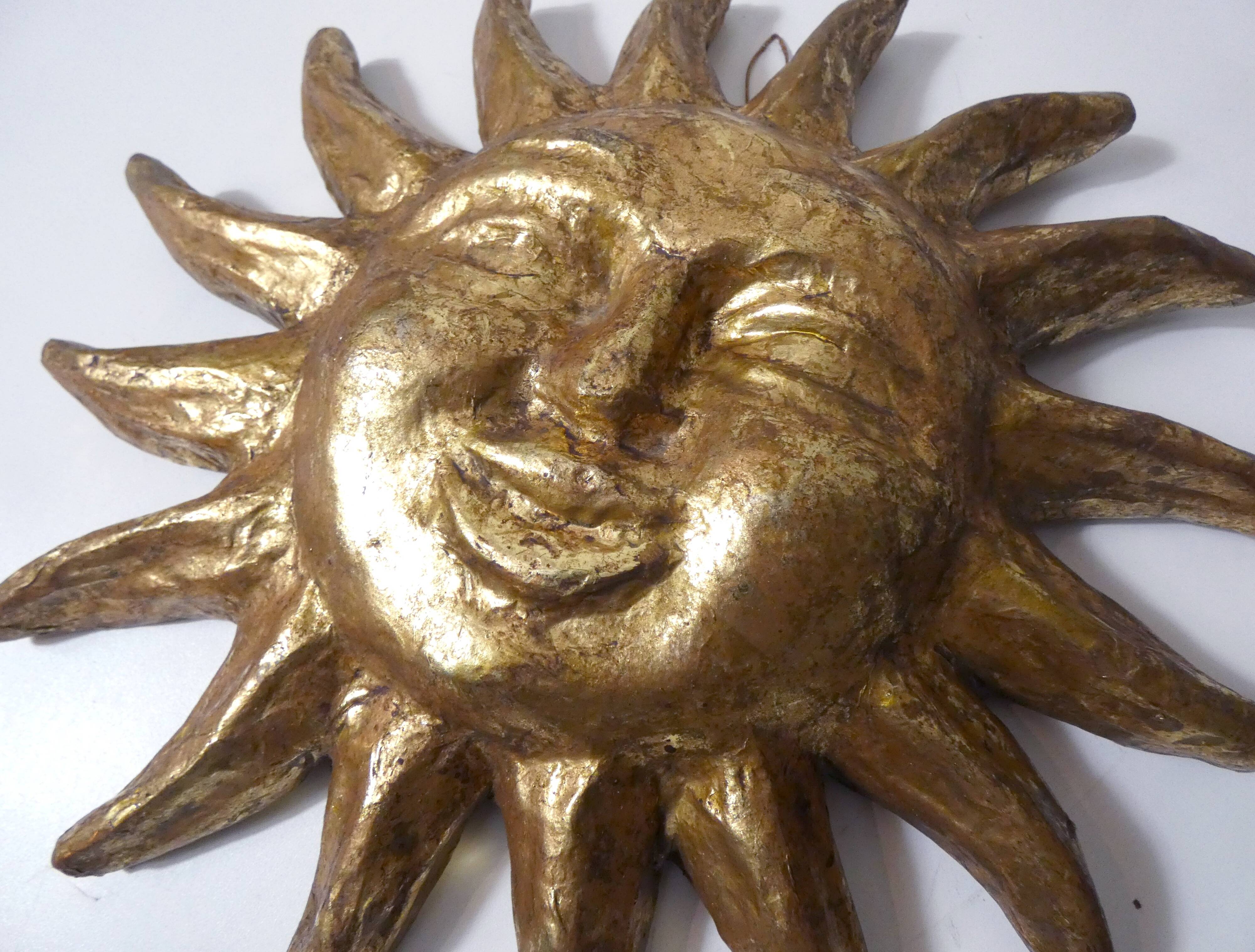 Sculpture murale en relief Soleil or vintage