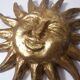 Sculpture murale en relief Soleil or vintage