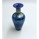 Vase en verre irisé bleu
