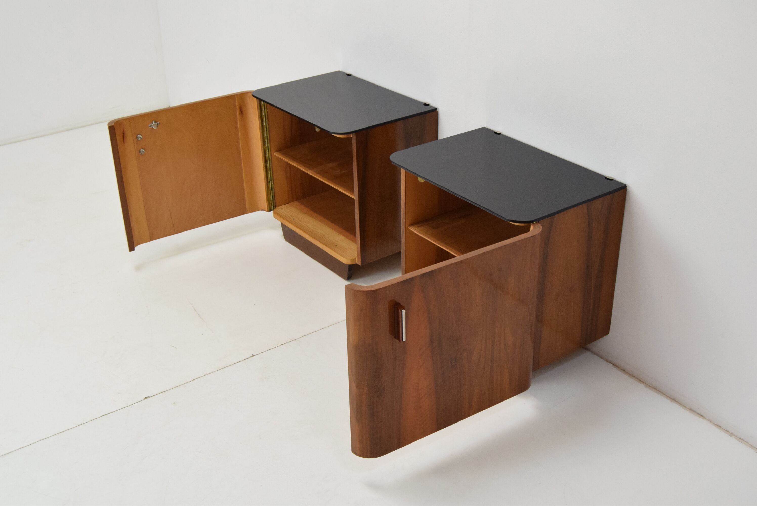 Paire de tables de nuit conçues par Jindrich Halabala, années 1950.