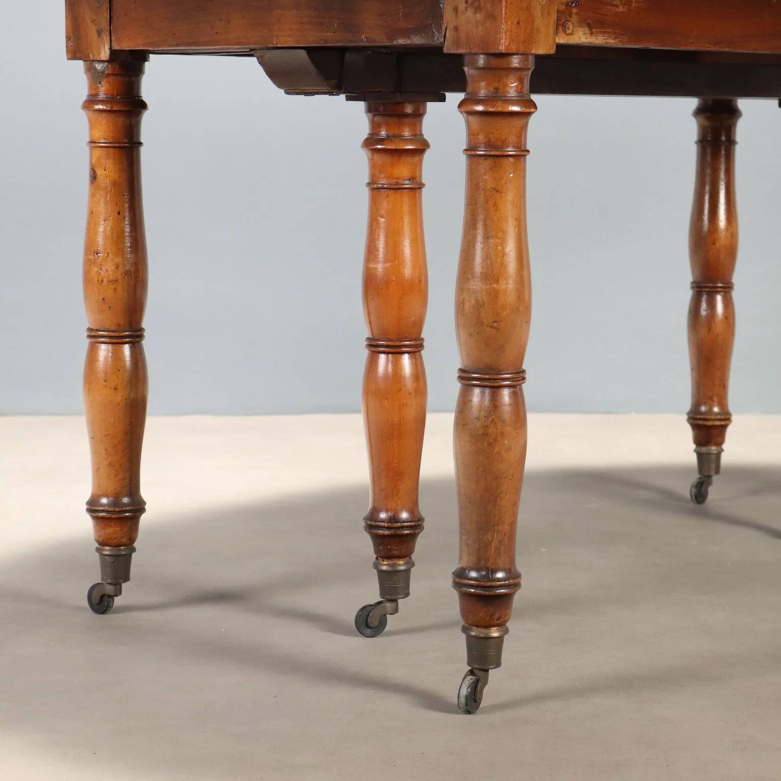 Table ancienne extensible en noyer, Italie, XIXe siècle