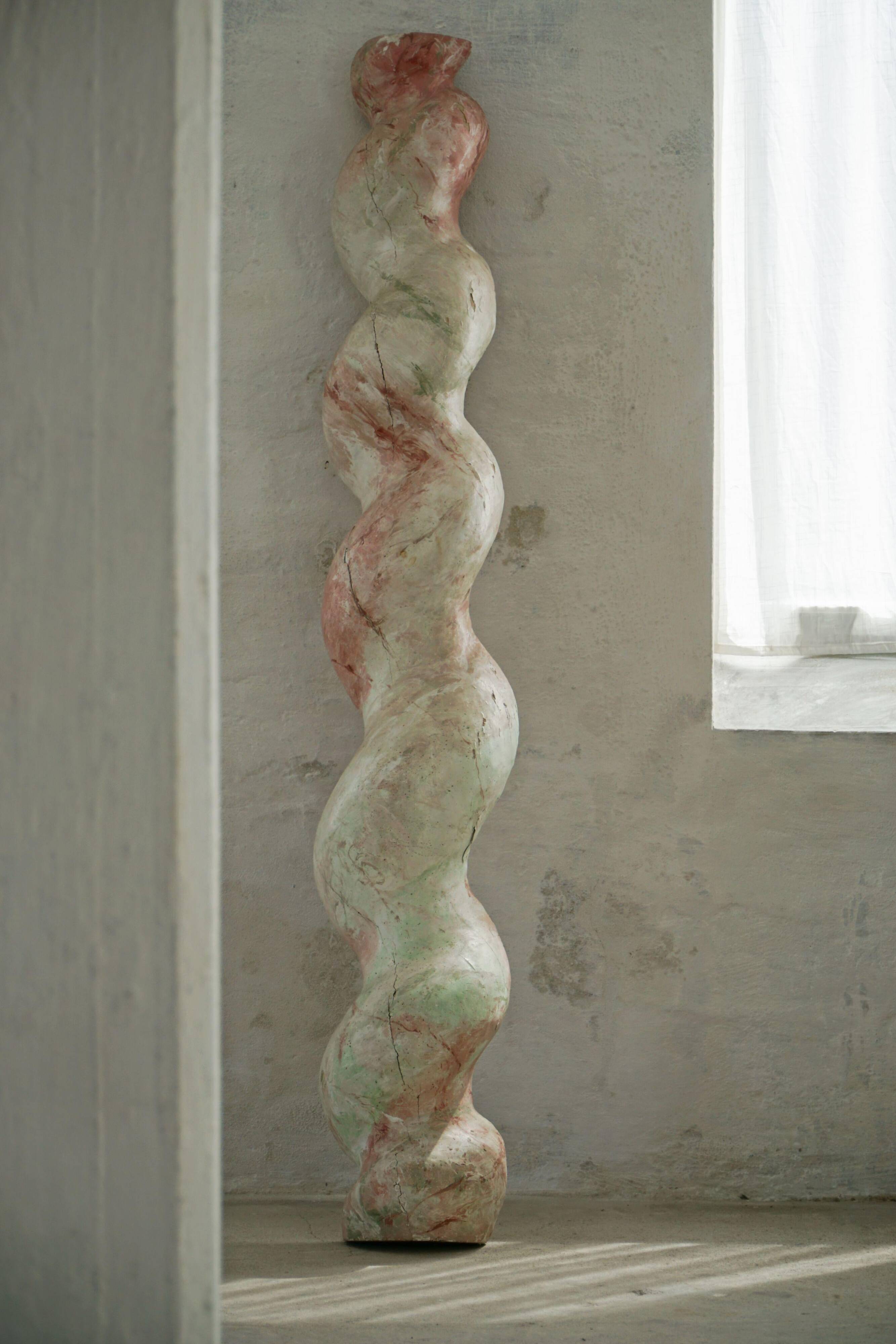 Grand antique Italian sculptural pedestal from the 18th century in twisted barley wood.