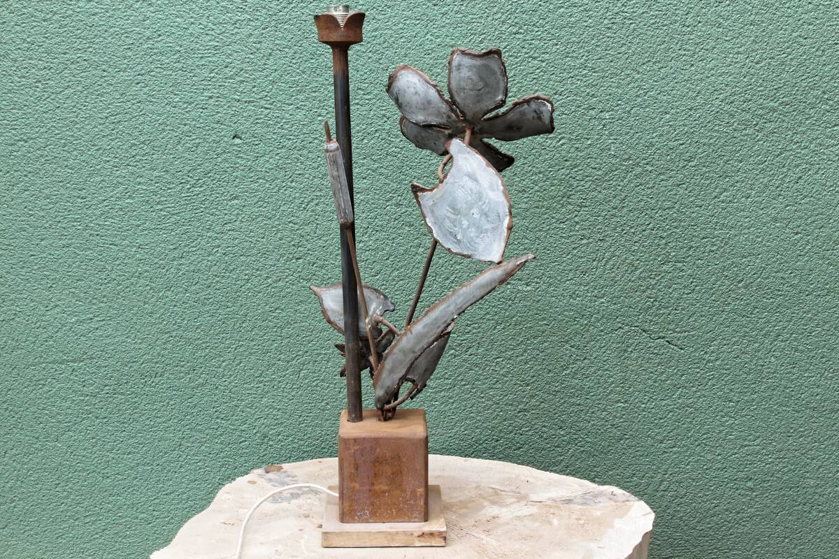 Brutalist metal lamp base, flowers