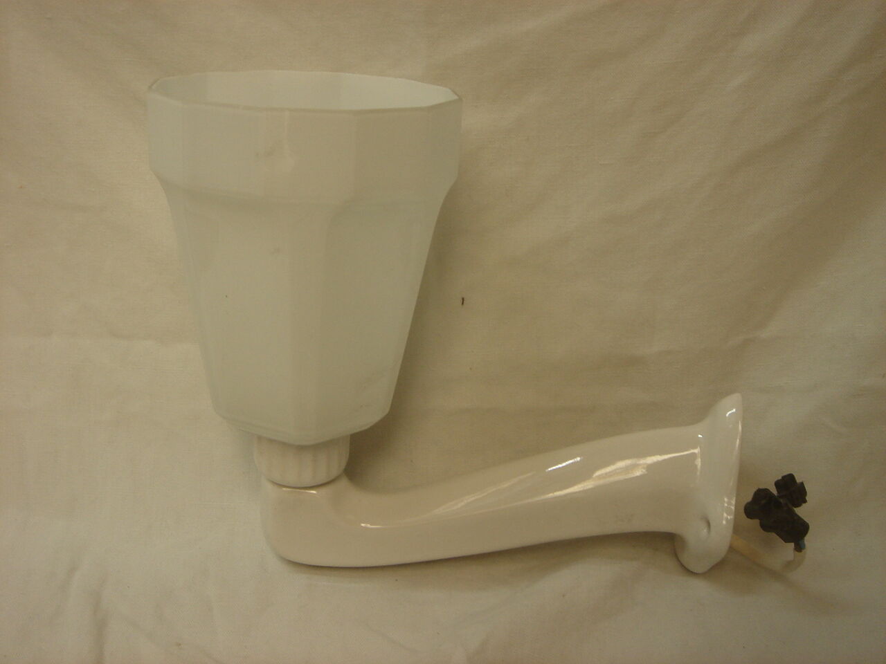 Wall light of 1920/1930 art deco white ceramic