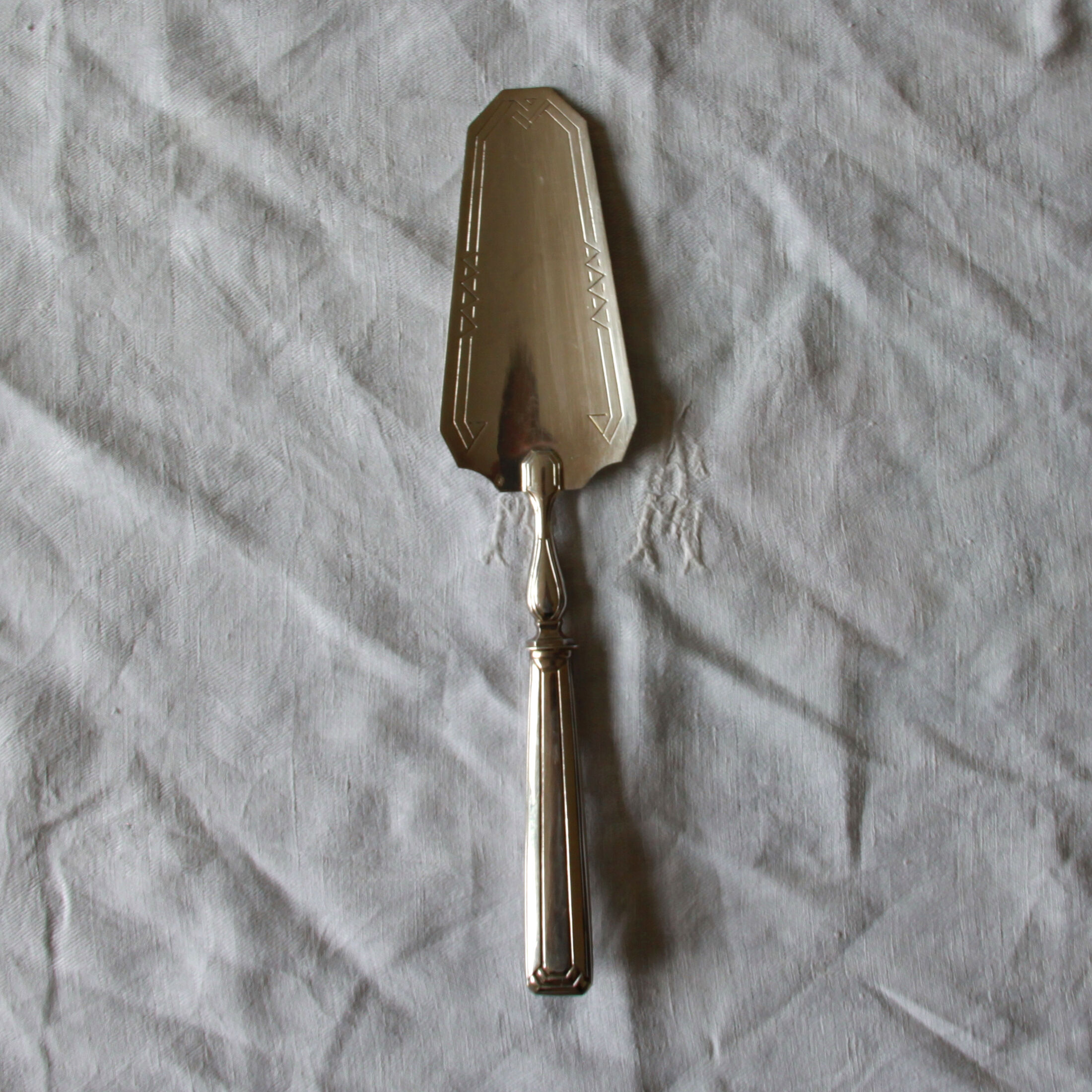 Pelle à tarte gâteaux dessert vintage en métal argenté art déco poinçonnée