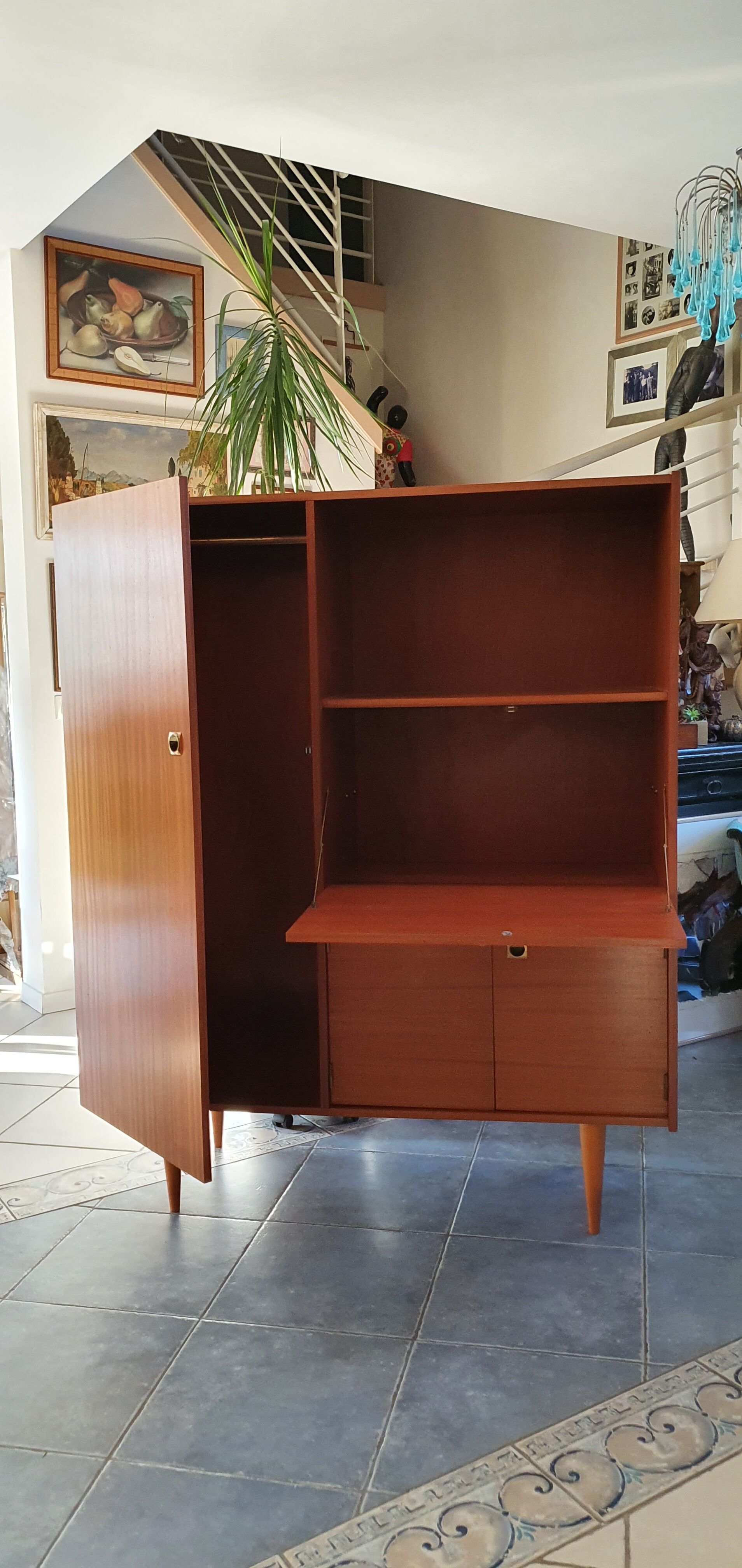 Combined wardrobe secretary