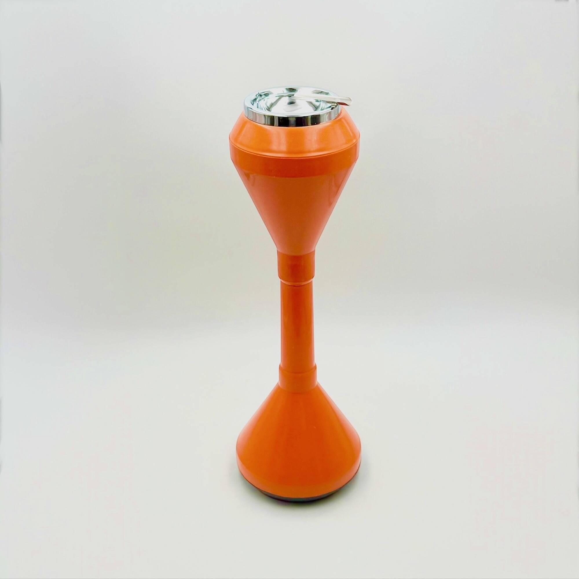 Cendrier vintage Space Age des années 1960 en plastique orange avec couvercle chromé
