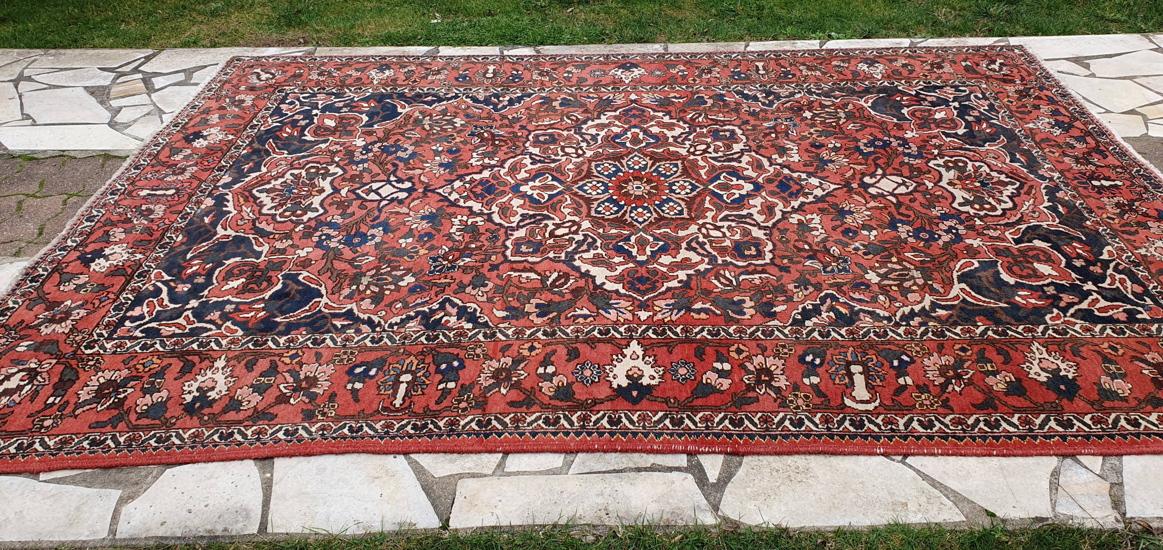 Persian Bakthiar carpet, hand knotted pure wool. Perfect condition. 215 x 300 cm. 1960.
