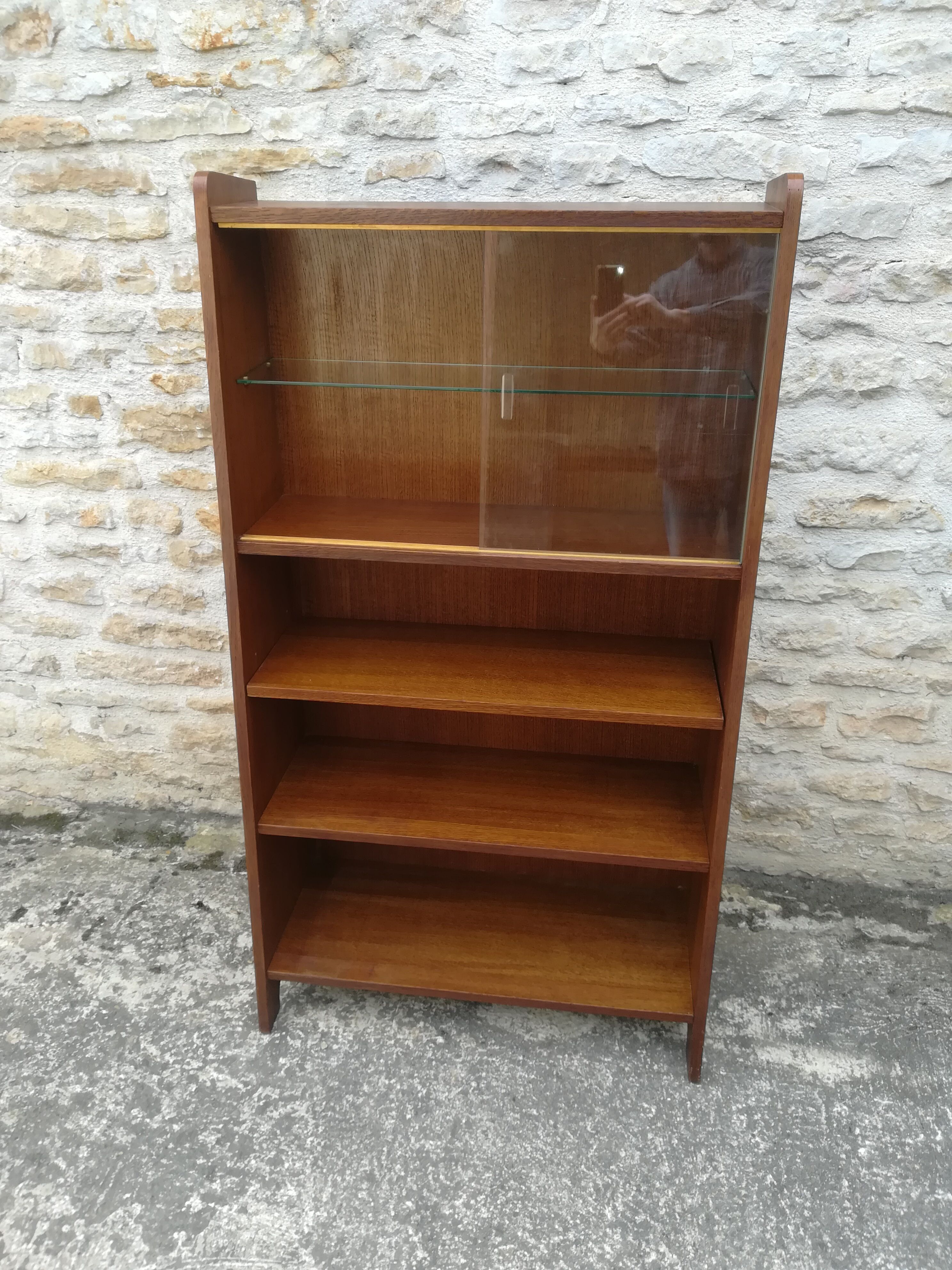 Vintage showcase library