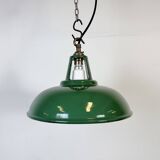 Lampe à suspension industrielle en émail vert, années 1960
