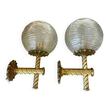Paire d’appliques néoclassiques en laiton torsadé et verre strié