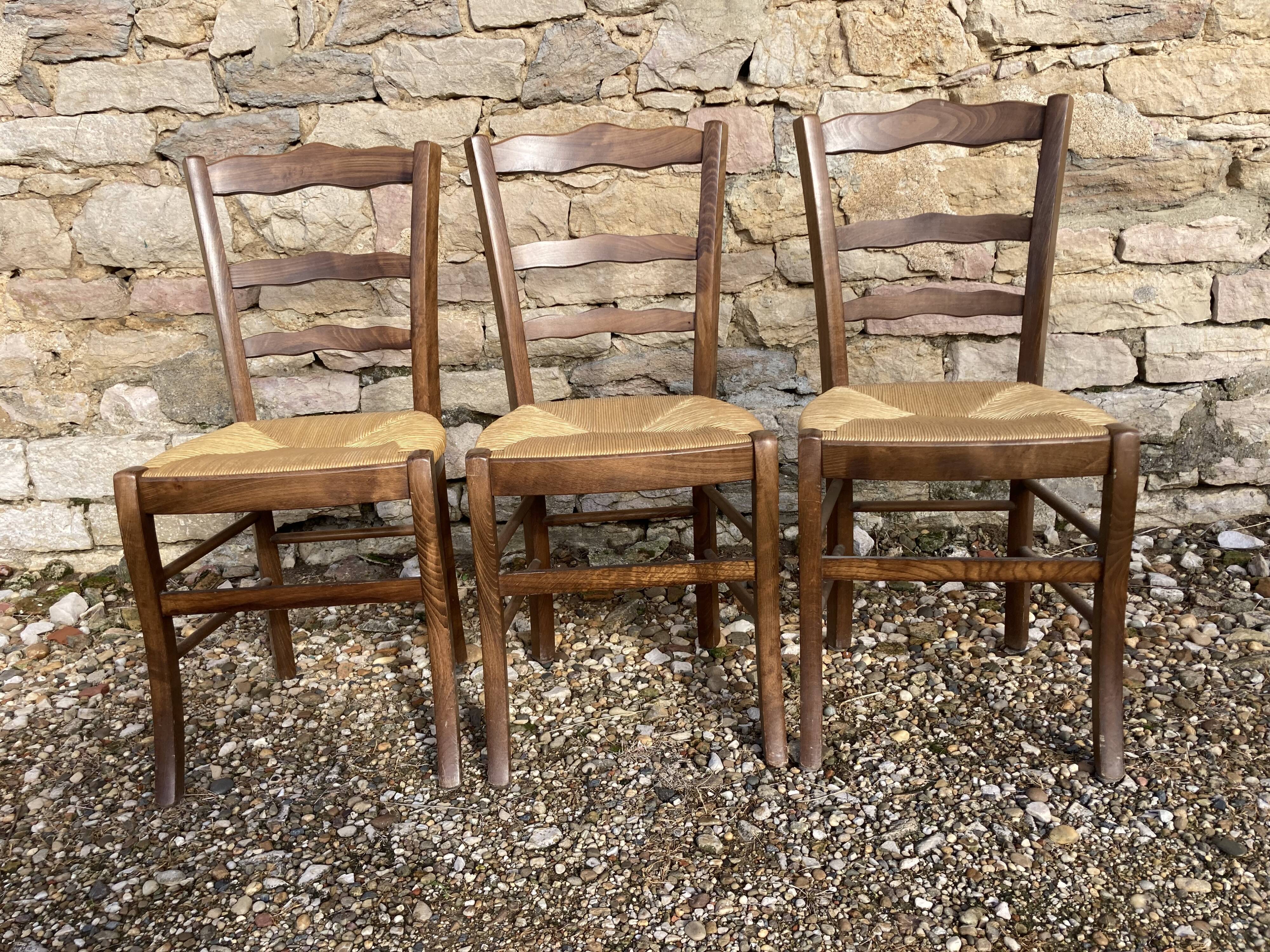 3 mulched chairs