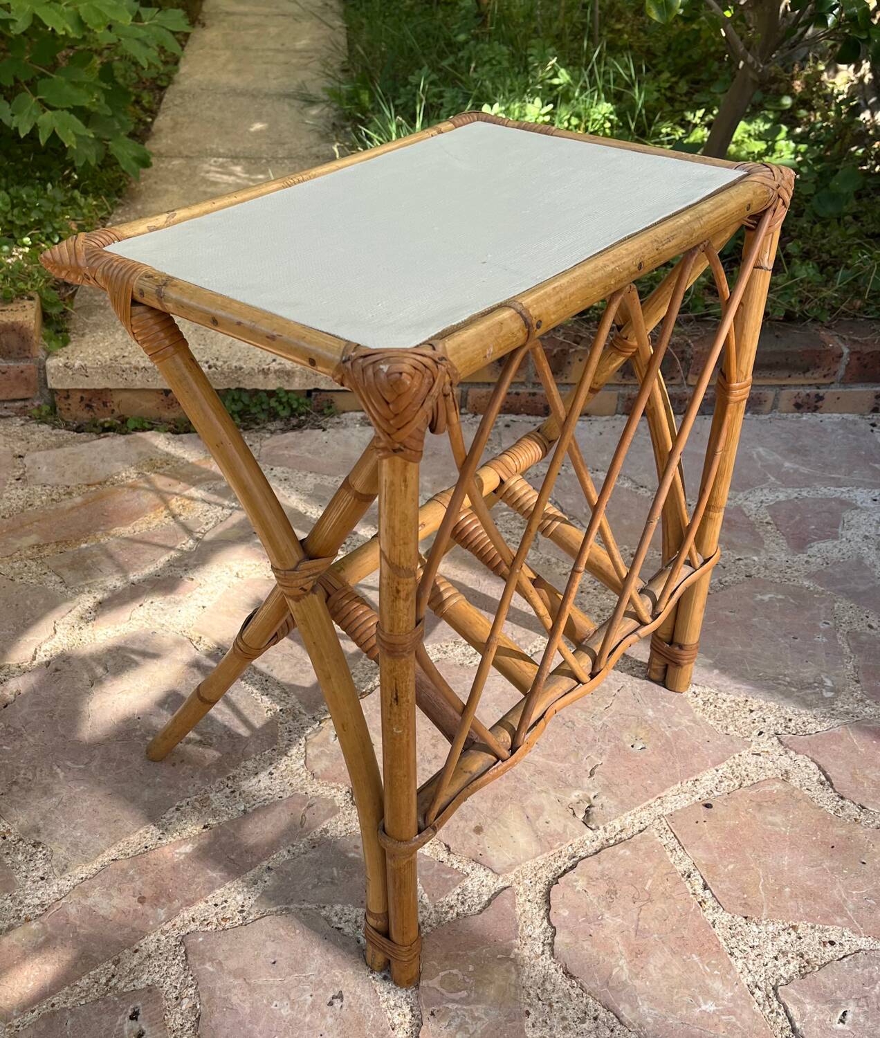 Bout de canapé - table d’appoint en rotin