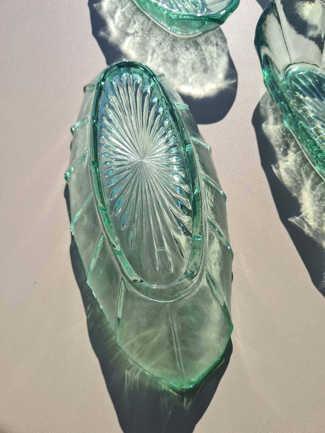 Ensemble de 5 petits plats en verre
pressé vert - Style Art Déco / Vin