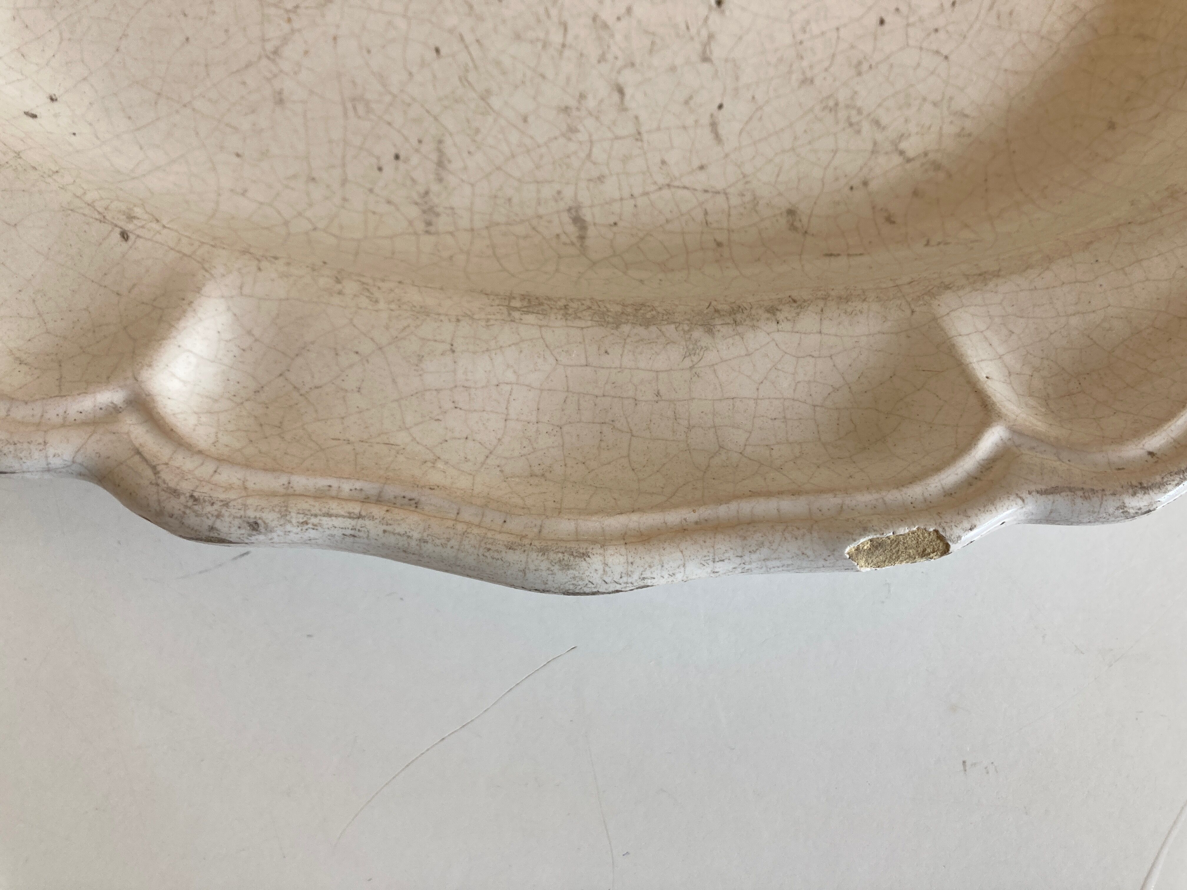 Flat centerpiece with godrons in glazed earth Moustiers 18th