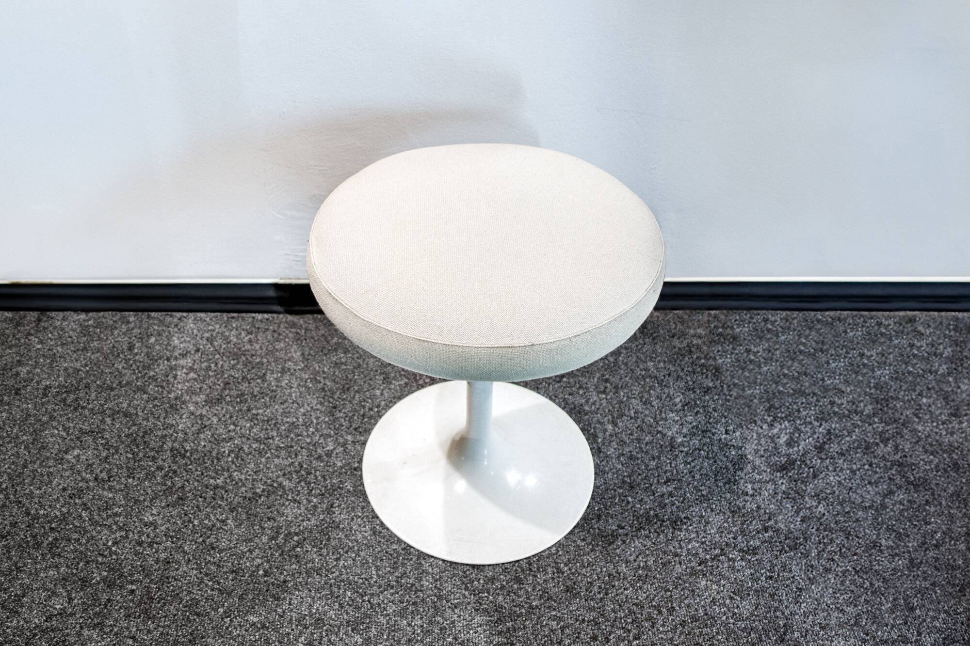 Sgabello girevole tulip di eero saarinen per knoll  1957